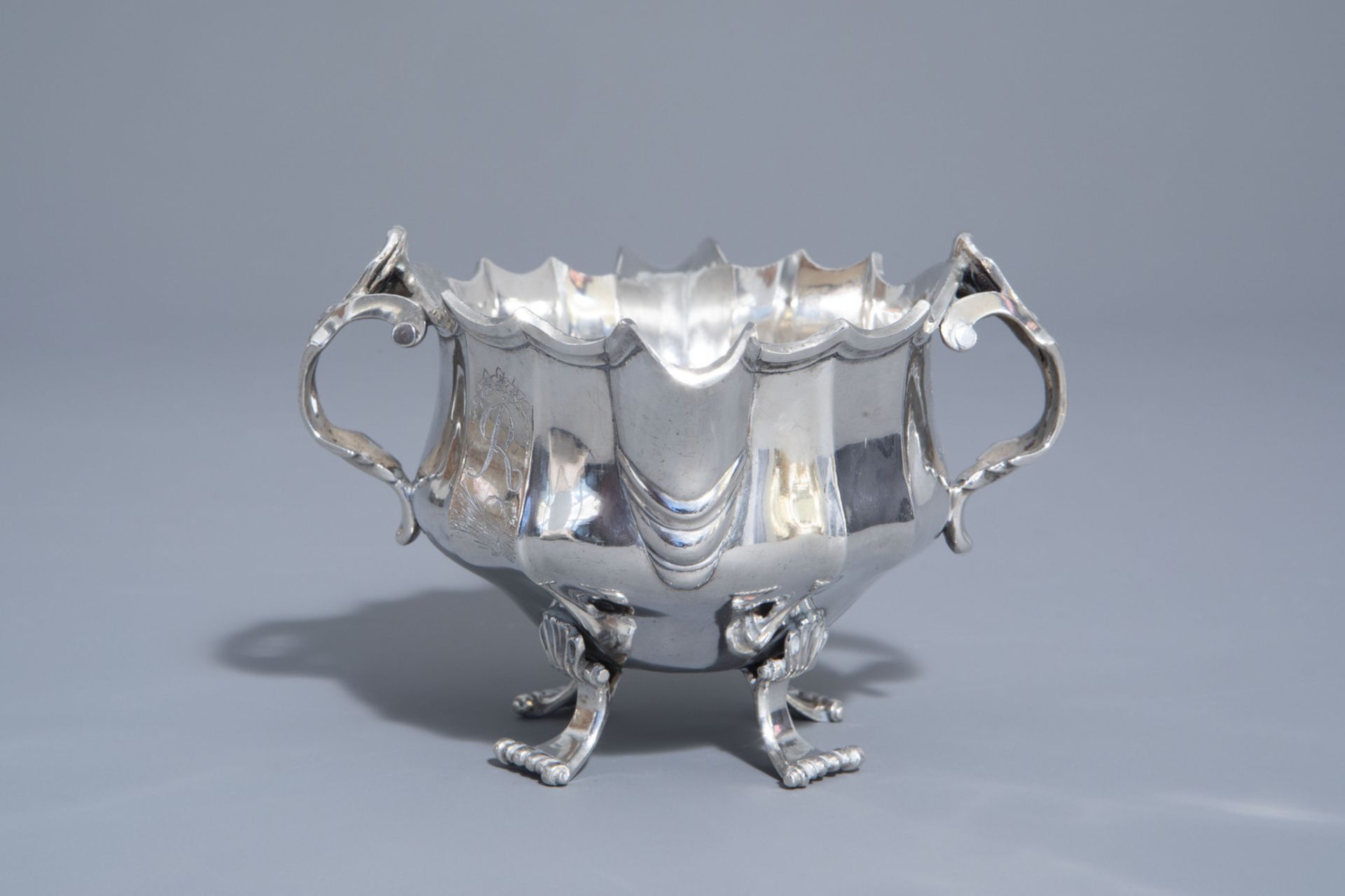 A silver Louis XV style sauce boat with monogram R, 18th/19th C. - Image 5 of 8