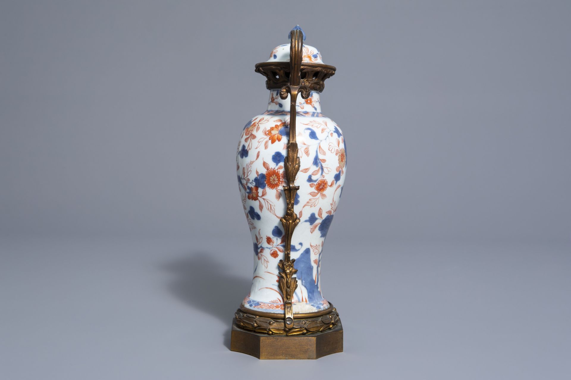 A Chinese Imari style bronze mounted vase and cover, Kangxi - Bild 3 aus 7