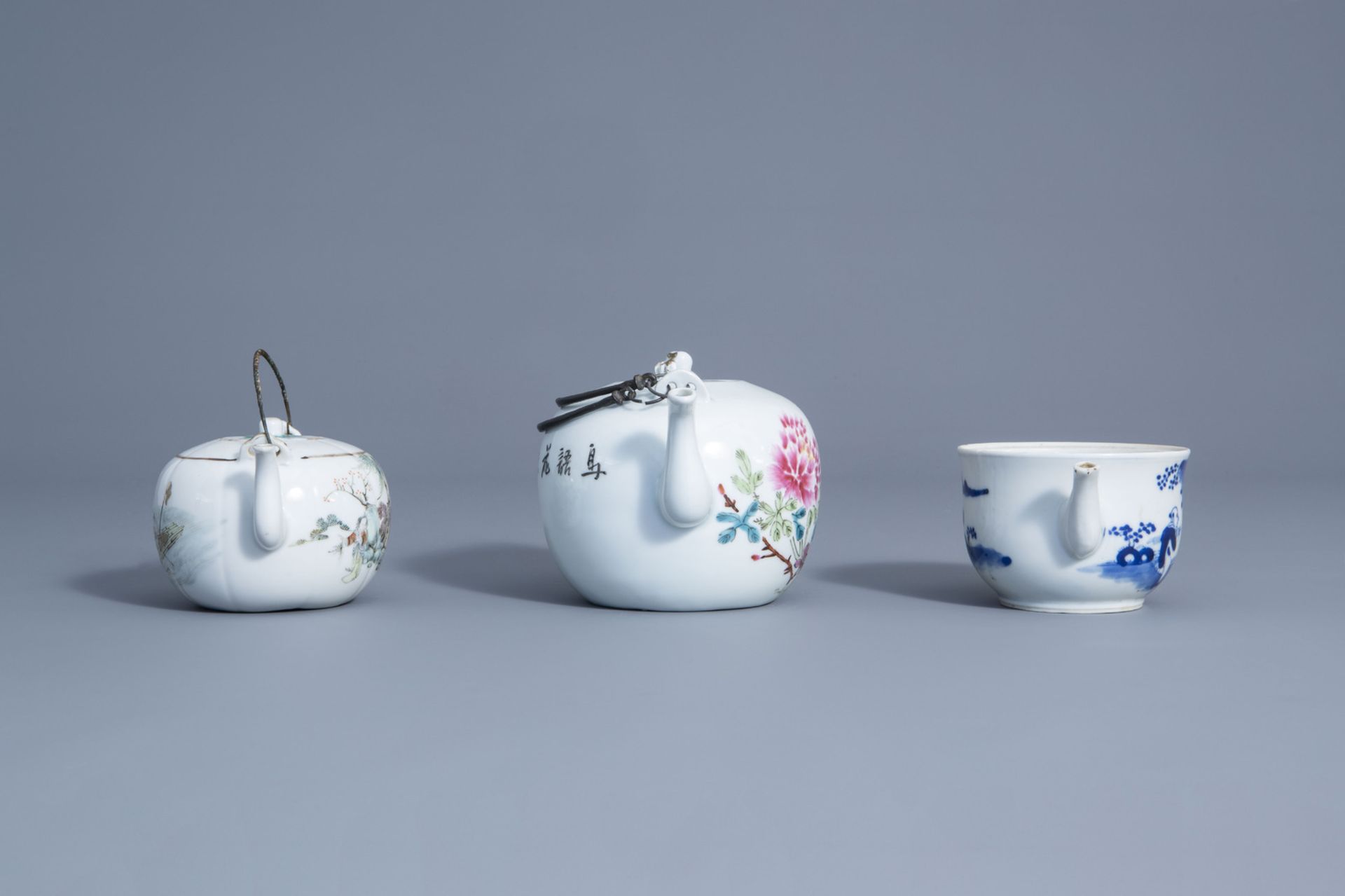 Two Chinese qianjiang cai teapots and covers and a blue and white teapot, 19th/20th C. - Bild 3 aus 9