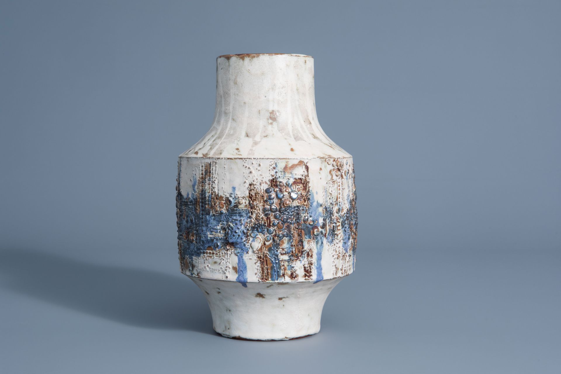 A brutalist pottery vase, Rogier Vandeweghe for Amphora, Belgium, second half of the 20th C. - Bild 5 aus 7
