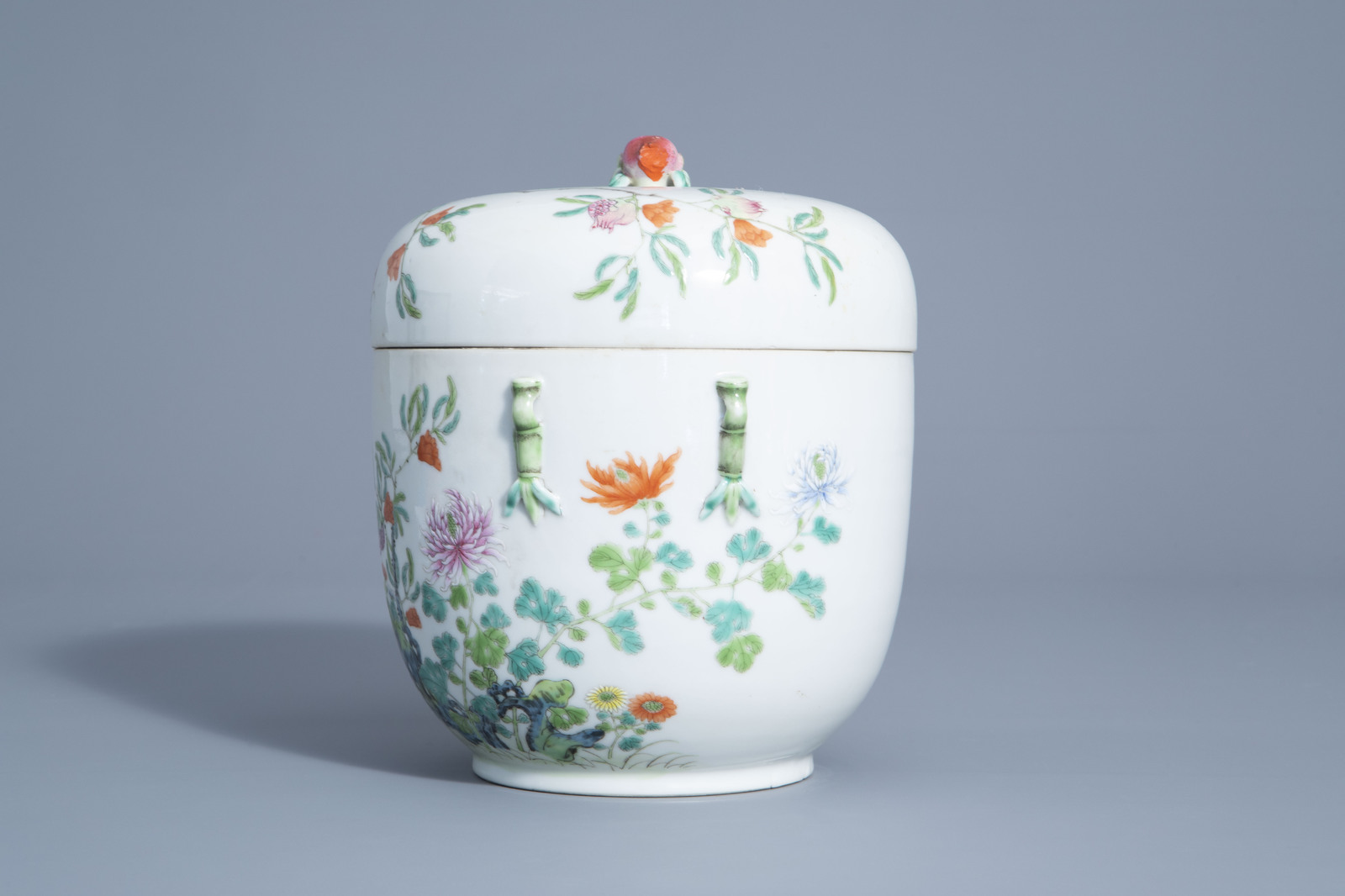 A Chinese famille rose jar and cover with floral and relief design, 19th/20th C. - Image 5 of 7