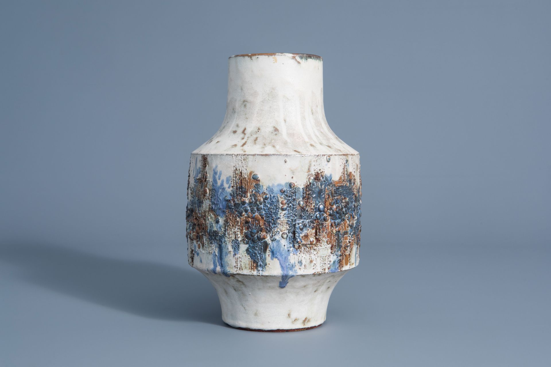 A brutalist pottery vase, Rogier Vandeweghe for Amphora, Belgium, second half of the 20th C. - Bild 3 aus 7