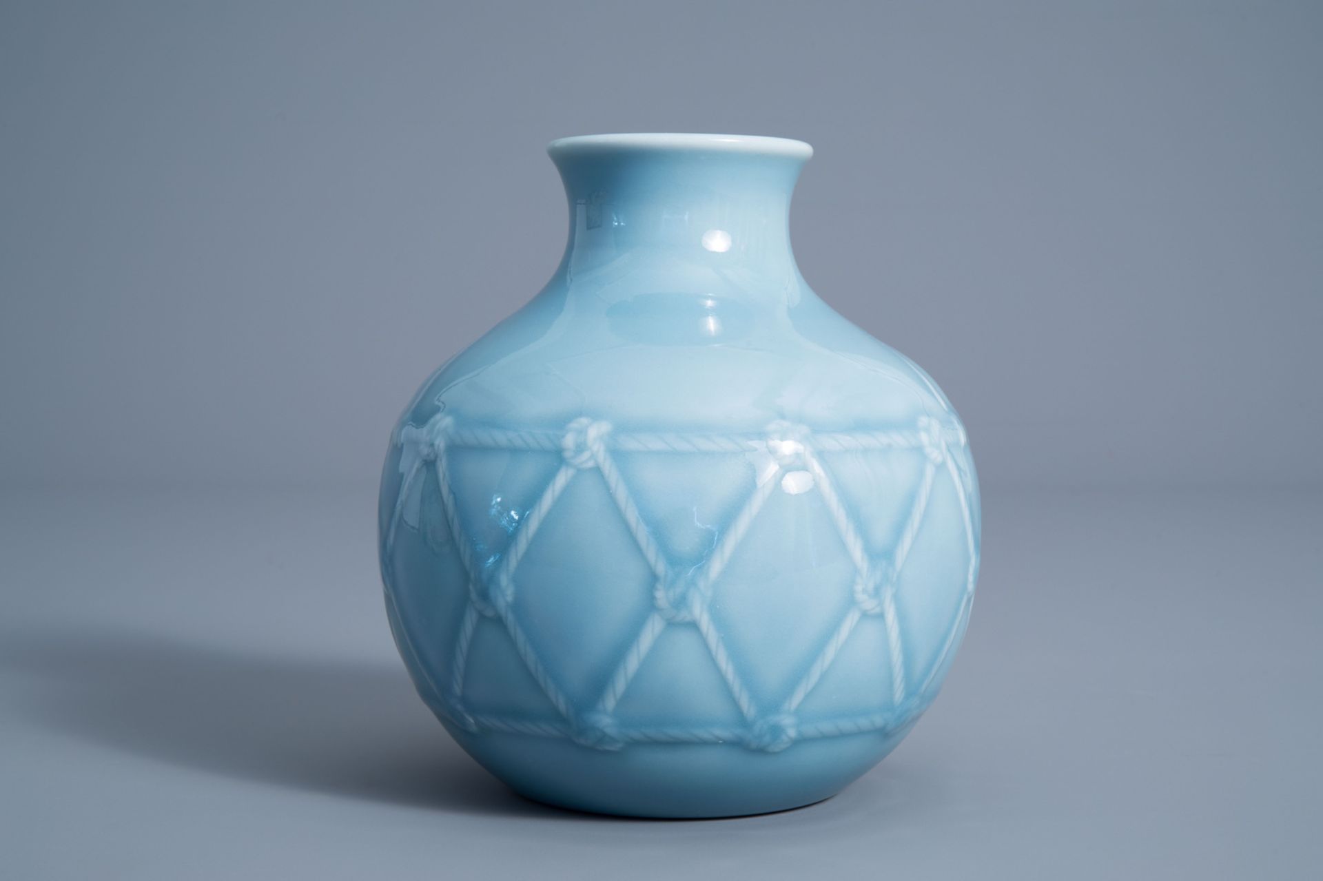 A Chinese monochrome lavender blue vase, 19th/20th C. - Image 4 of 7