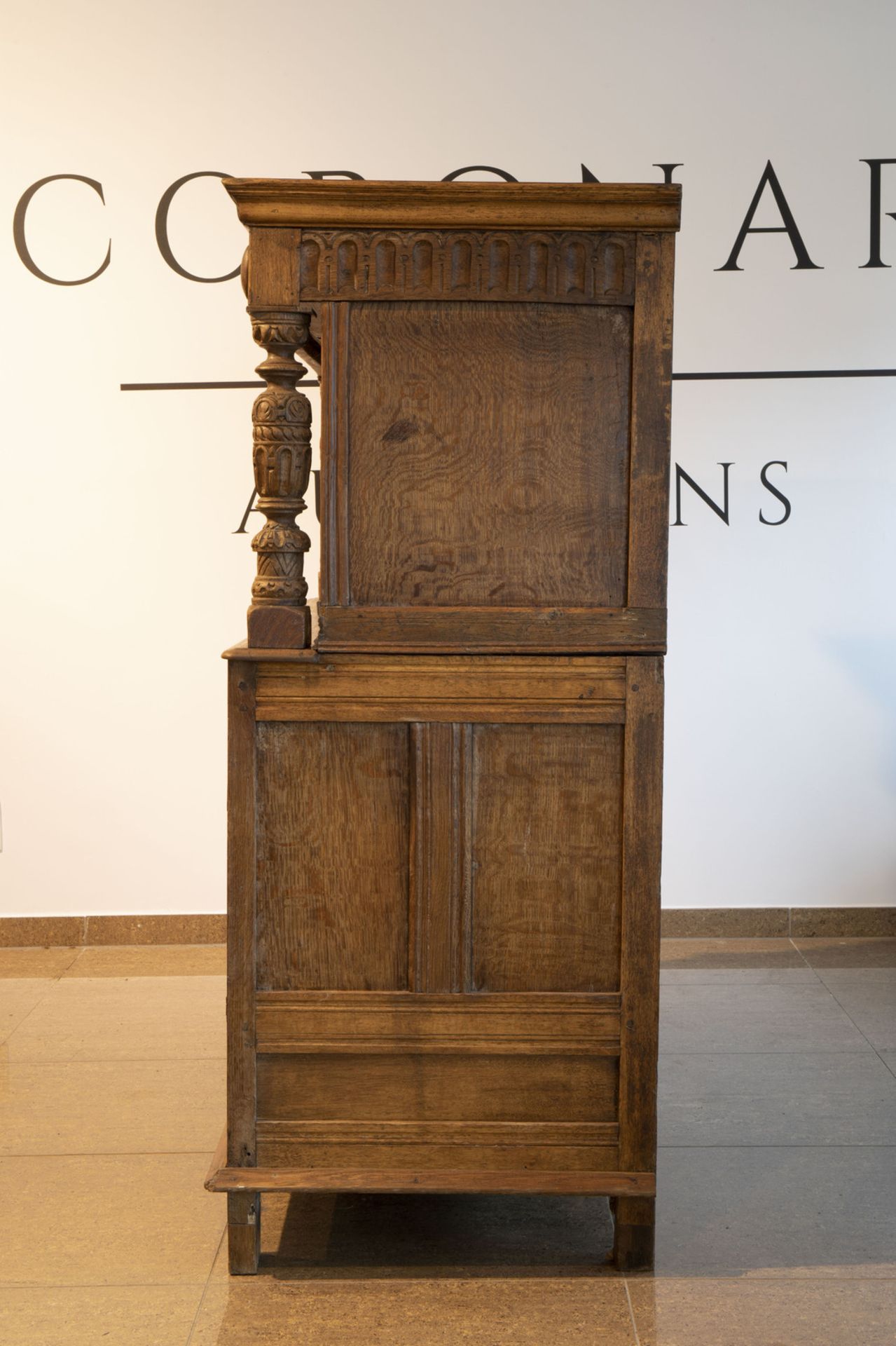 An English or Flemish wooden four-door court cupboard with geometric pattern, 17th/18th C. - Bild 5 aus 8