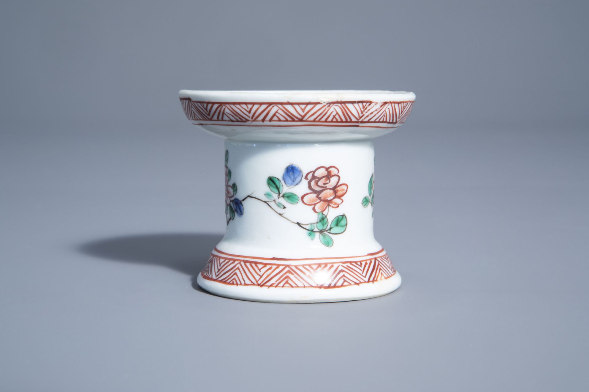 Two Chinese blue and white plates and a famille verte caster with floral design, Kangxi - Bild 7 aus 9