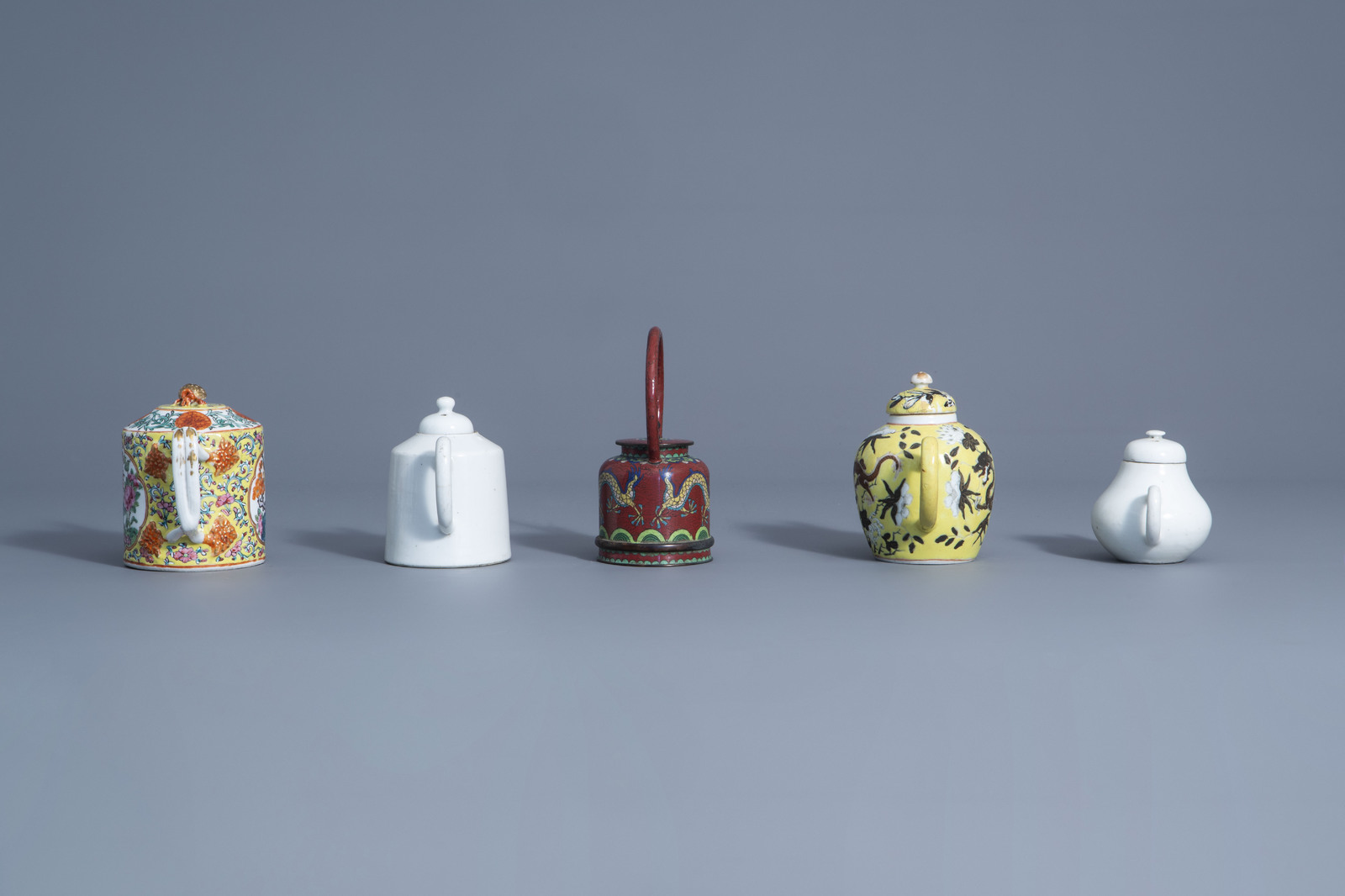 Five Chinese blanc de Chine, Canton, Dayazhai style and cloisonnŽ teapots, 19th/20th C. - Image 3 of 10