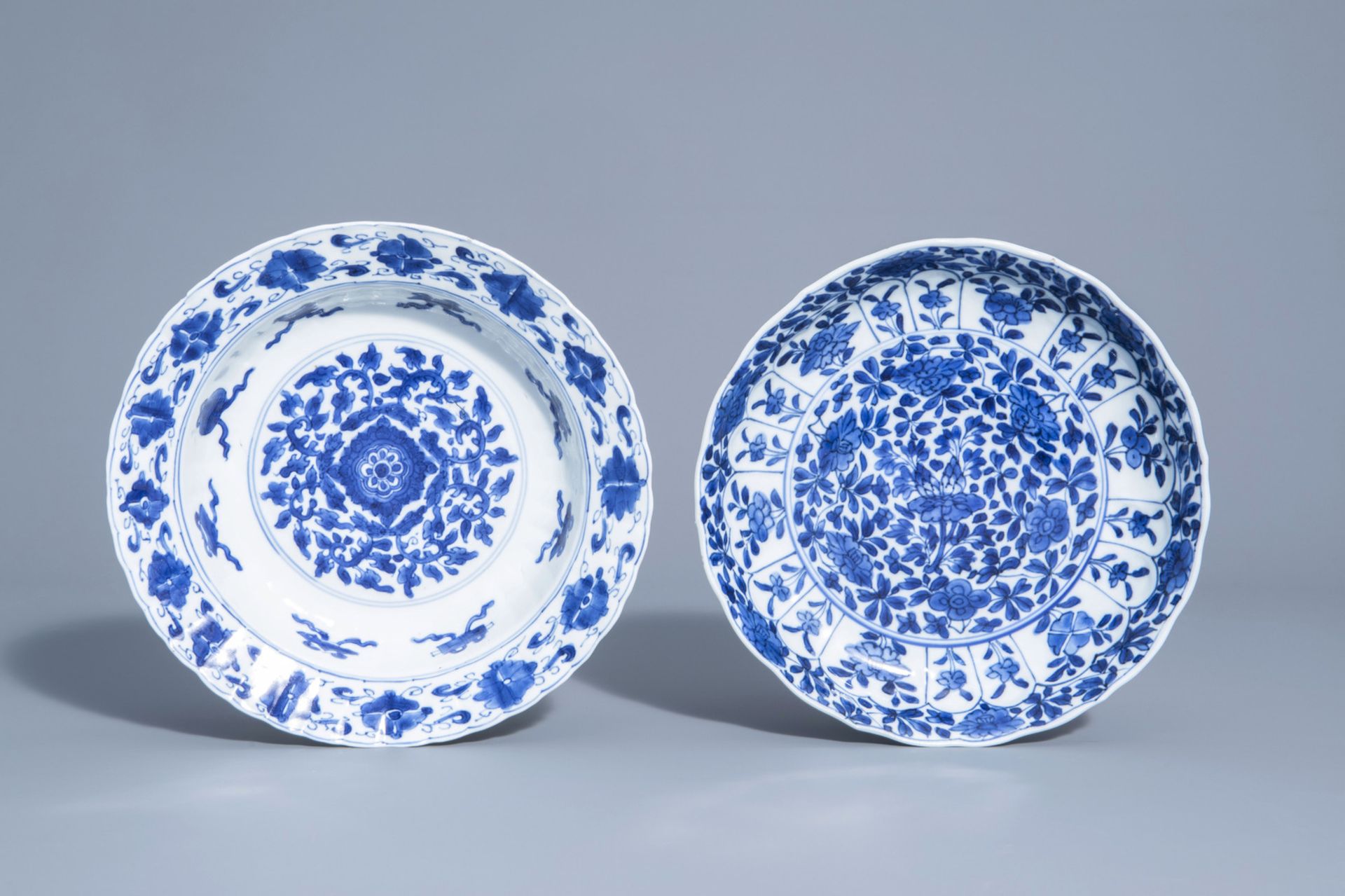 Two Chinese blue and white plates and a famille verte caster with floral design, Kangxi - Bild 2 aus 9