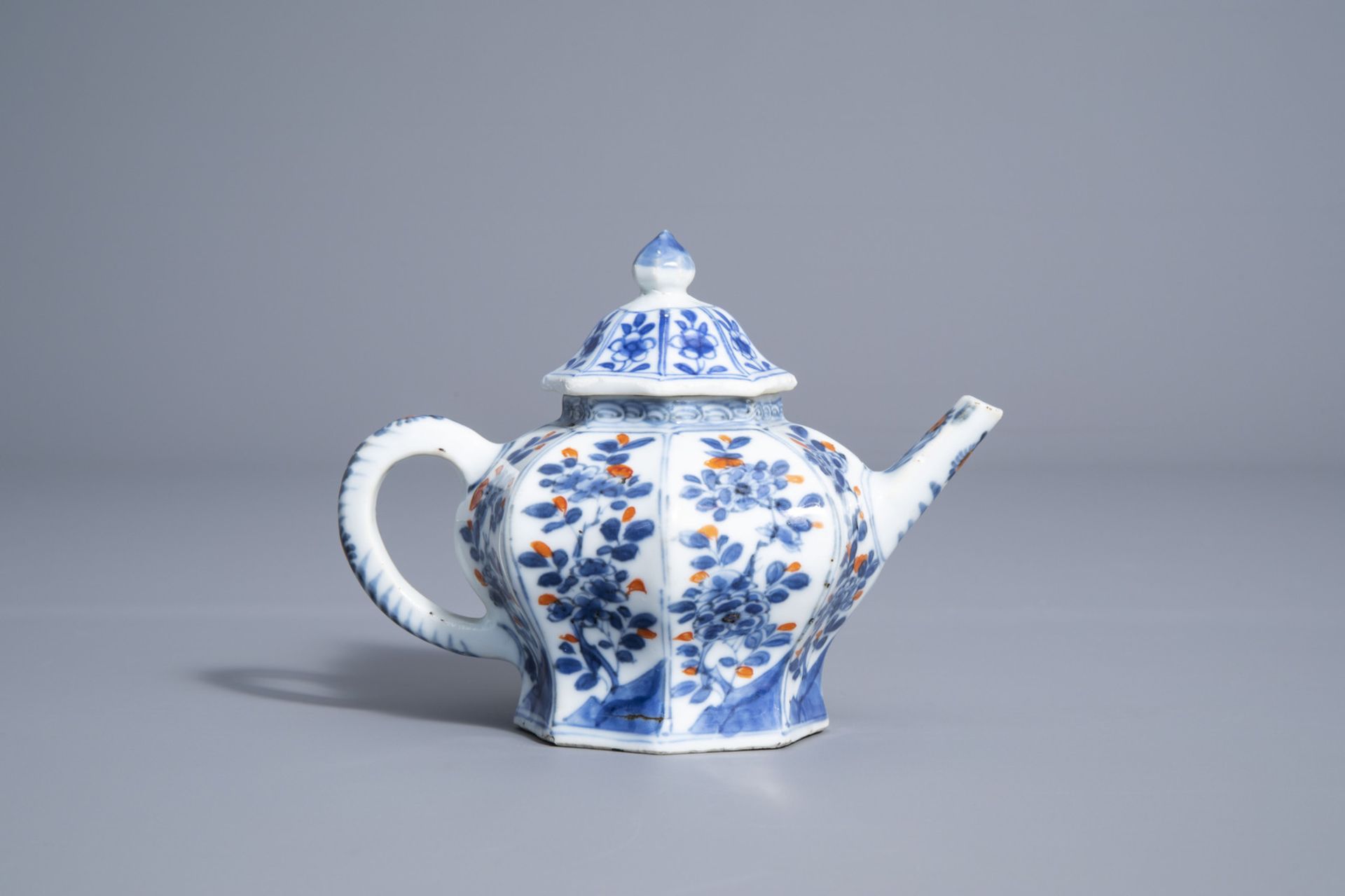 A Chinese Imari style teapot and cover and a blue and white bowl and saucer, Kangxi - Bild 10 aus 15