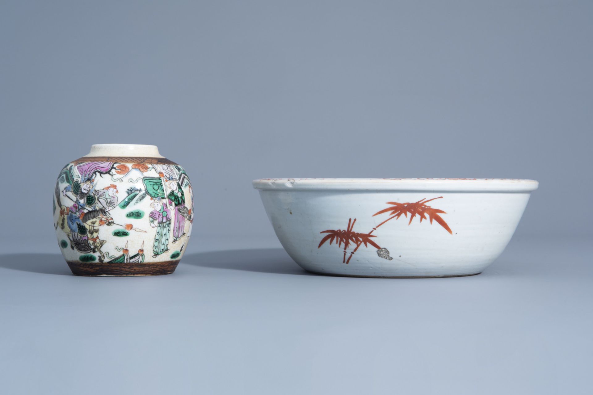 A varied collection of Chinese Nanking crackle glazed and famille rose porcelain, 19th C. - Bild 8 aus 15