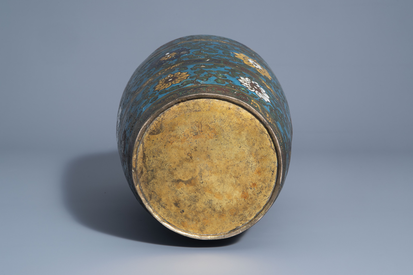 A Chinese or Japanese cloisonnŽ vase with lotus scrolls, 18th/19th C. - Image 6 of 7