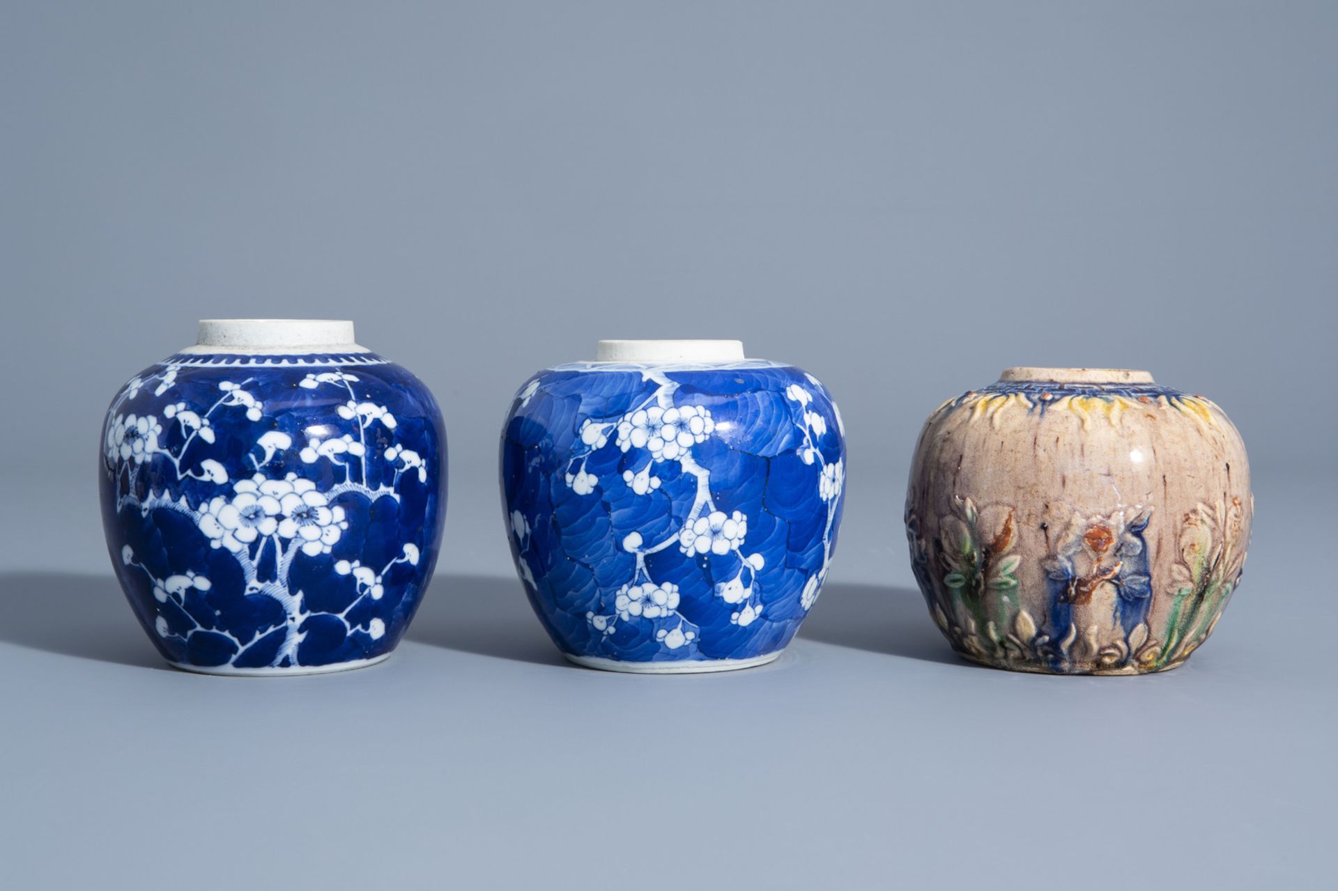 Seven Chinese blue and white and famille rose jars, 19th/20th C. - Bild 8 aus 13