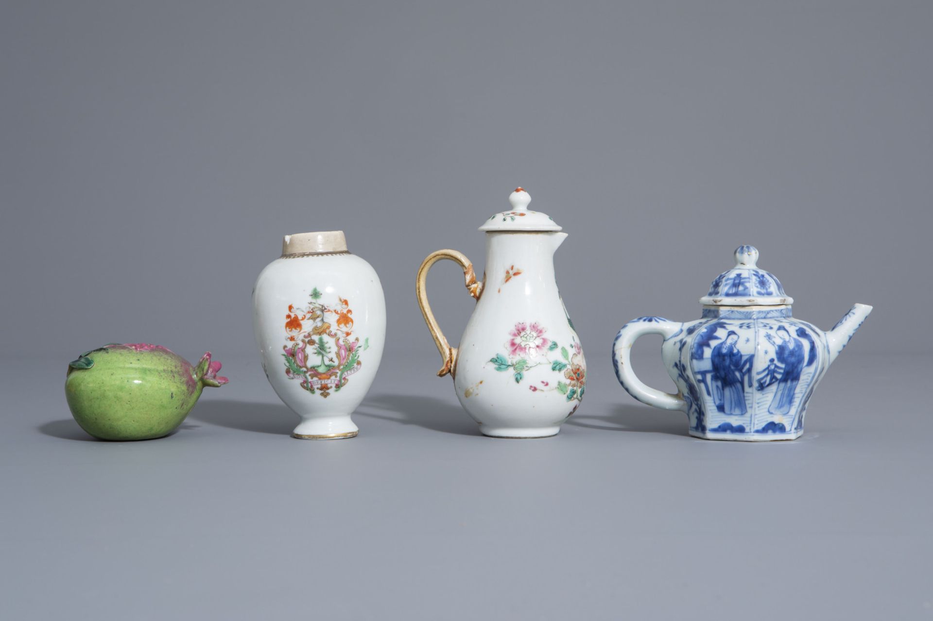 A varied collection of Chinese blue and white and famille rose wares, Kangxi and later - Bild 10 aus 15