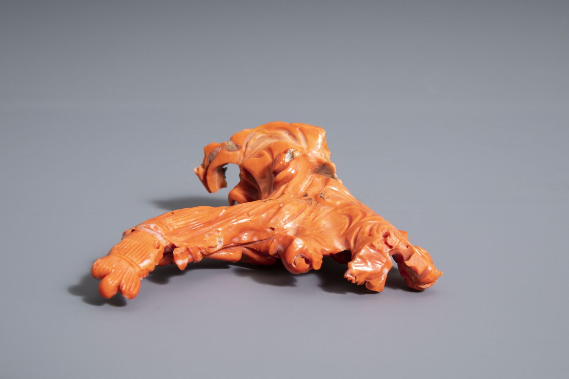 A Chinese carved red coral group of a lady with a child and a necklace with pearls, 19th/20th C. - Image 7 of 10