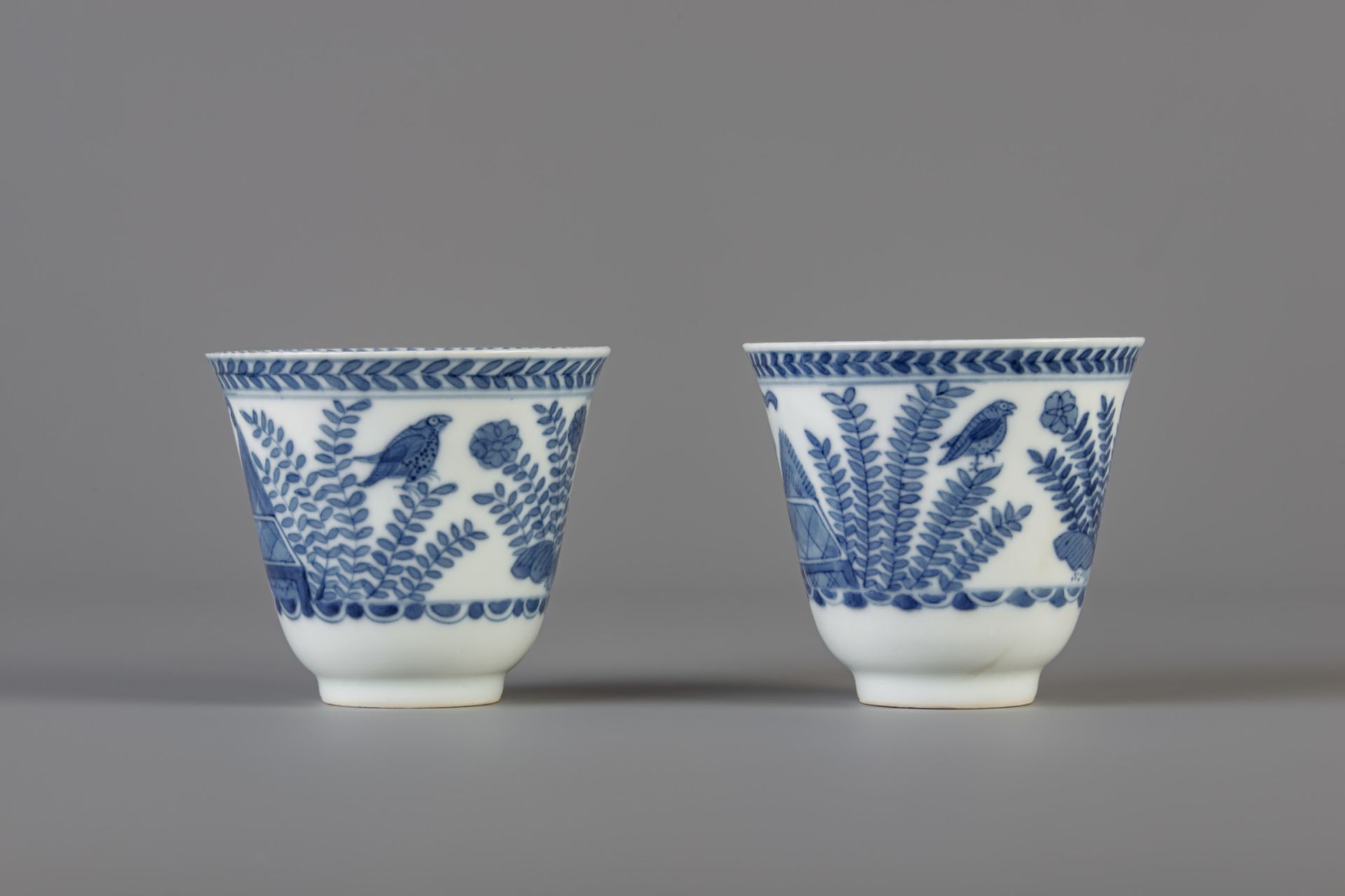 A pair of Chinese blue and white cups and saucers and two Imari style plates, 18th/19th C. - Bild 5 aus 9