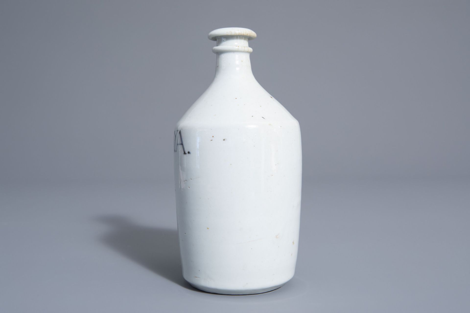 A Japanese blue and white Arita soy sauce bottle, Edo, first half of the 19th C. - Image 4 of 7