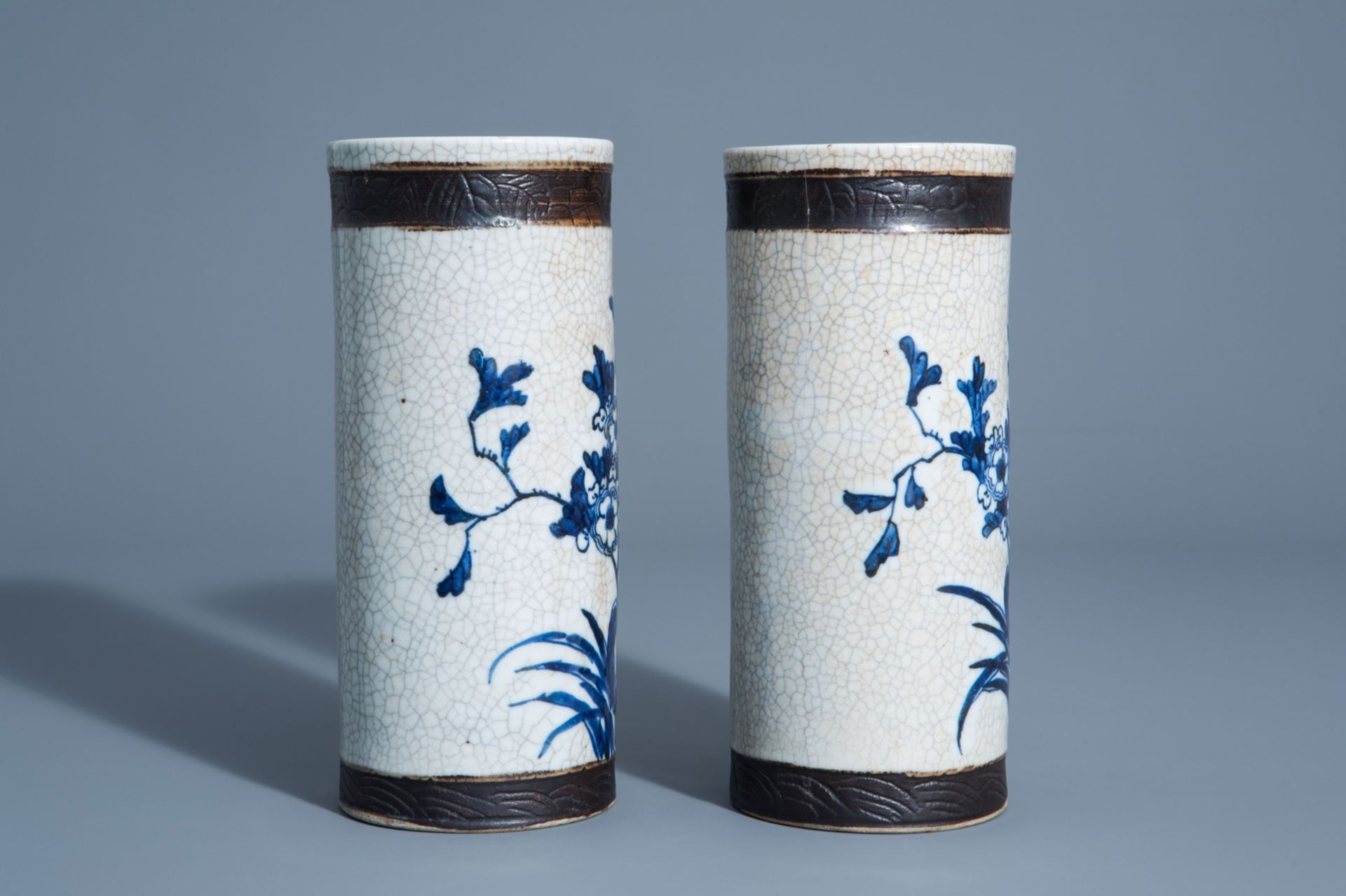 A pair of Chinese blue and white Nanking crackle glazed hat stands with floral design, 19th C. - Bild 2 aus 6