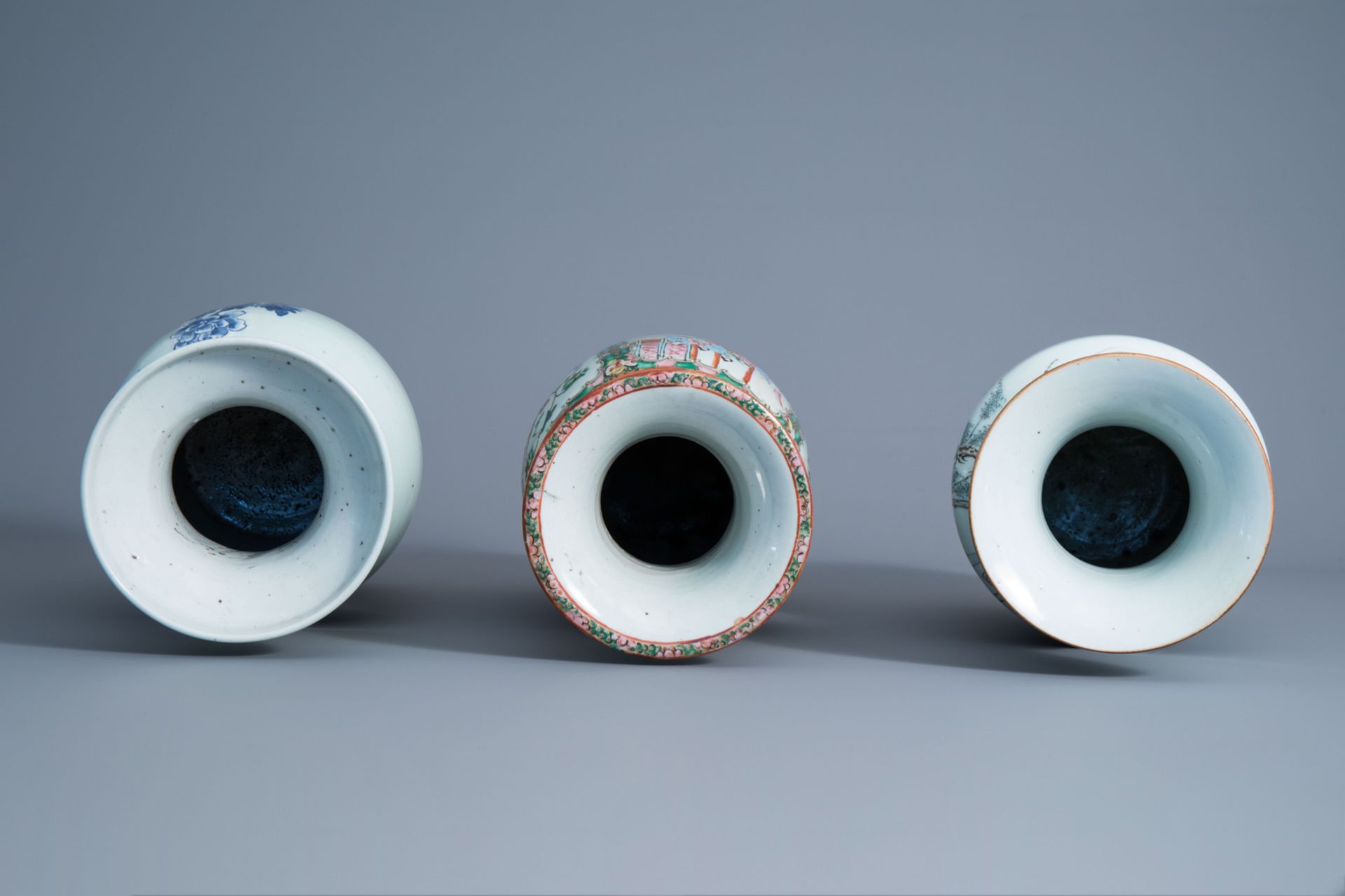 Three various Chinese famille rose and blue and white vases, 19th/20th C. - Image 5 of 6