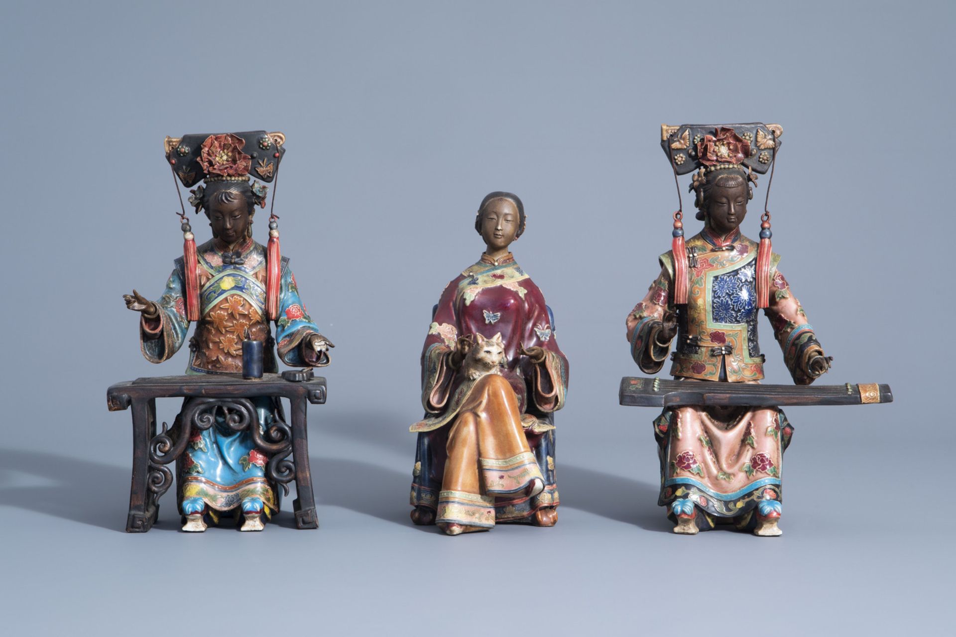 Three Chinese Shiwan pottery models of relaxing ladies, seal marks, 20th C. - Bild 2 aus 11