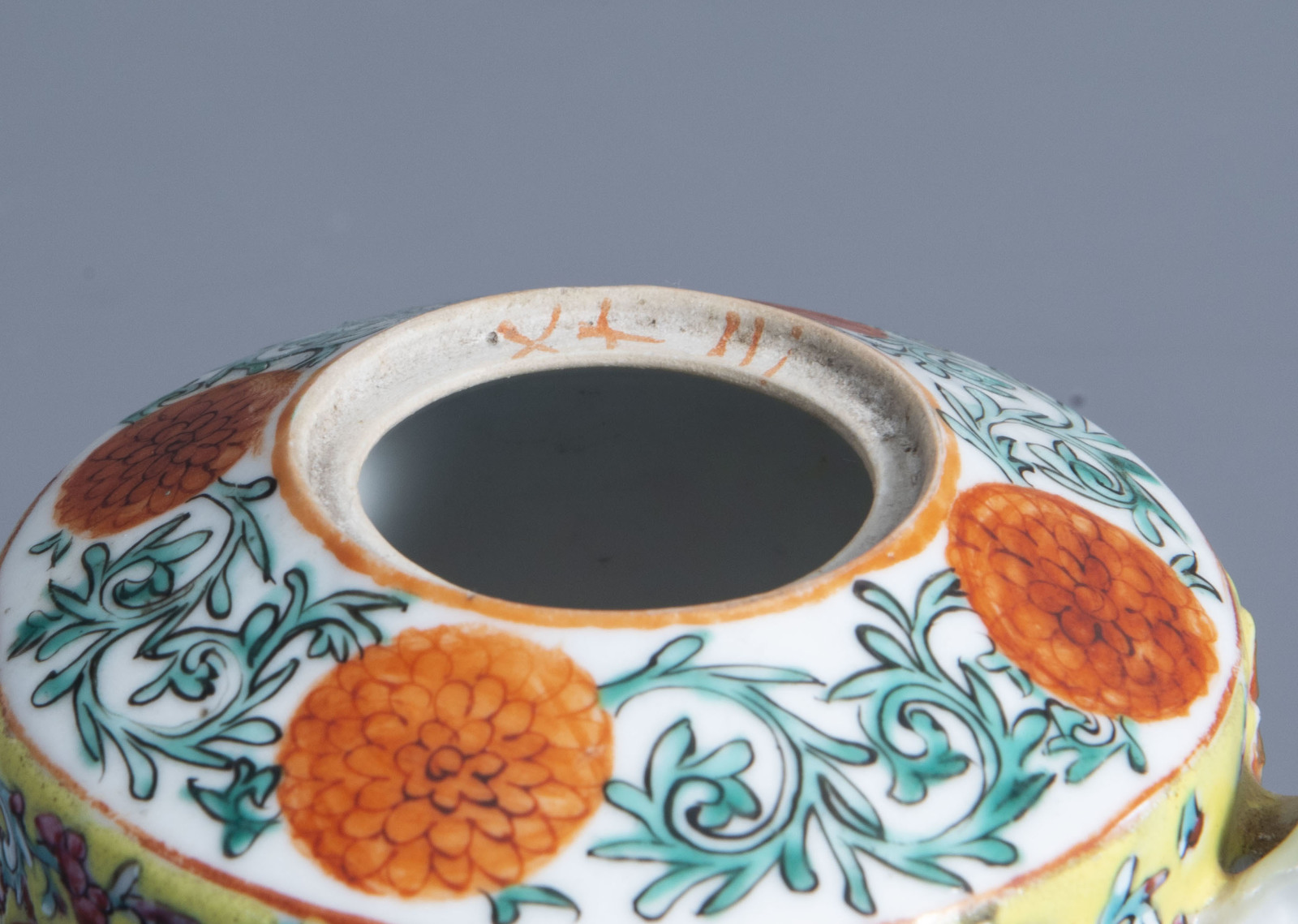 Five Chinese blanc de Chine, Canton, Dayazhai style and cloisonnŽ teapots, 19th/20th C. - Image 8 of 10