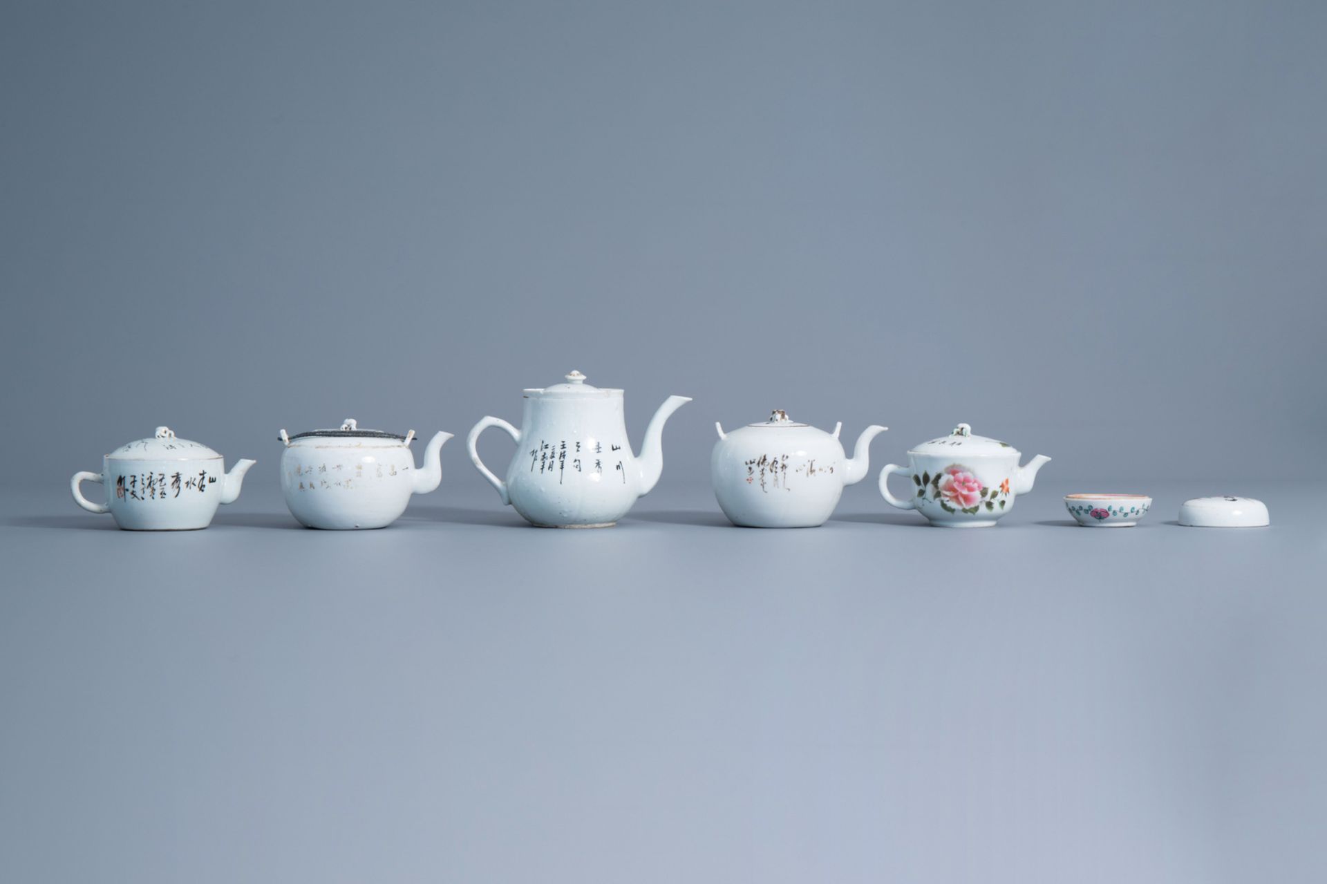 Five Chinese qianjiang cai teapots and covers and a seal paste box, 19th/20th C. - Bild 4 aus 9