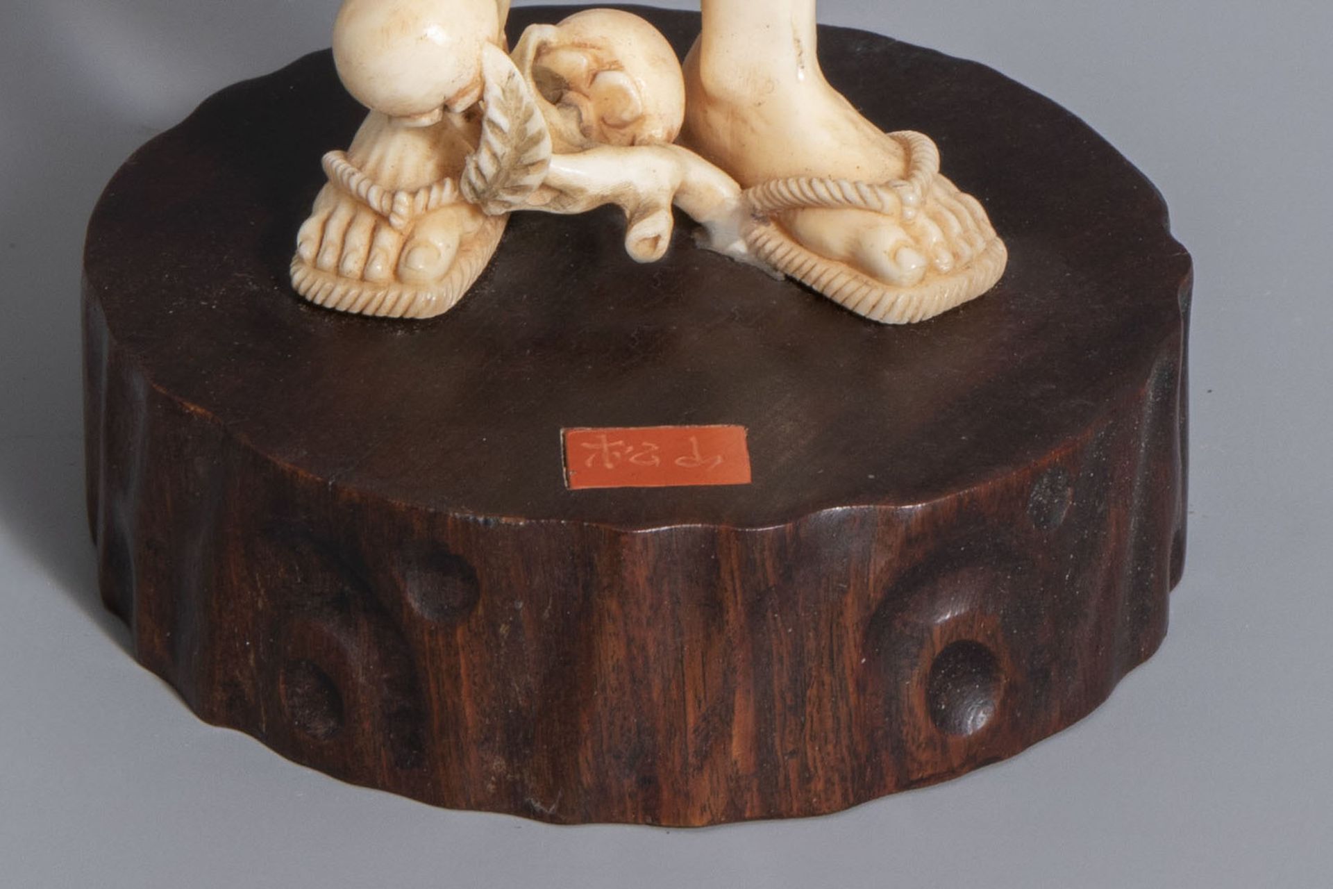 A Japanese ivory okimono of a fruit seller and his monkey, signed, Meiji, 19th/20th C. - Bild 8 aus 8