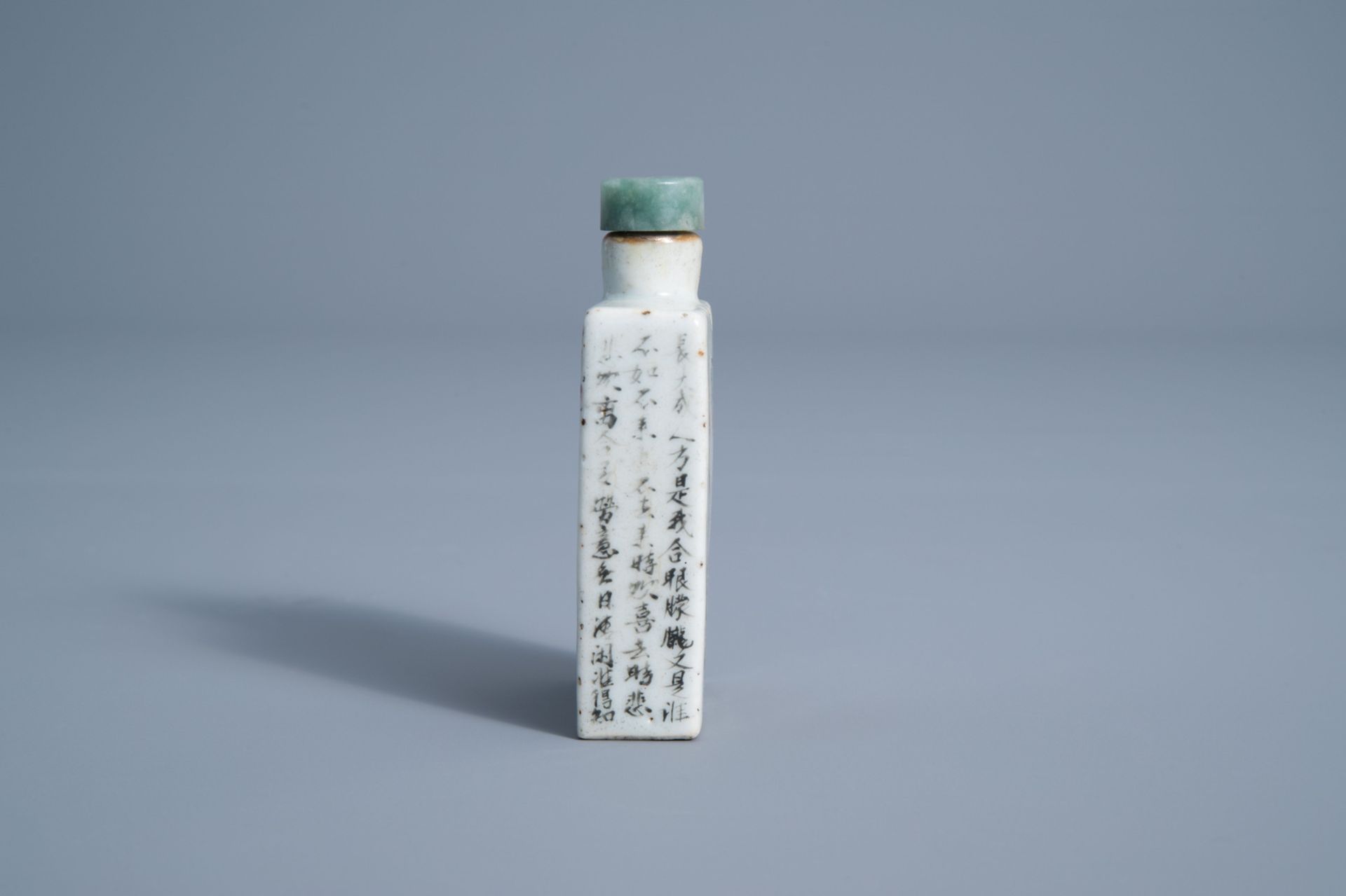 A Chinese famille rose snuff bottle, 19th C. - Image 5 of 7