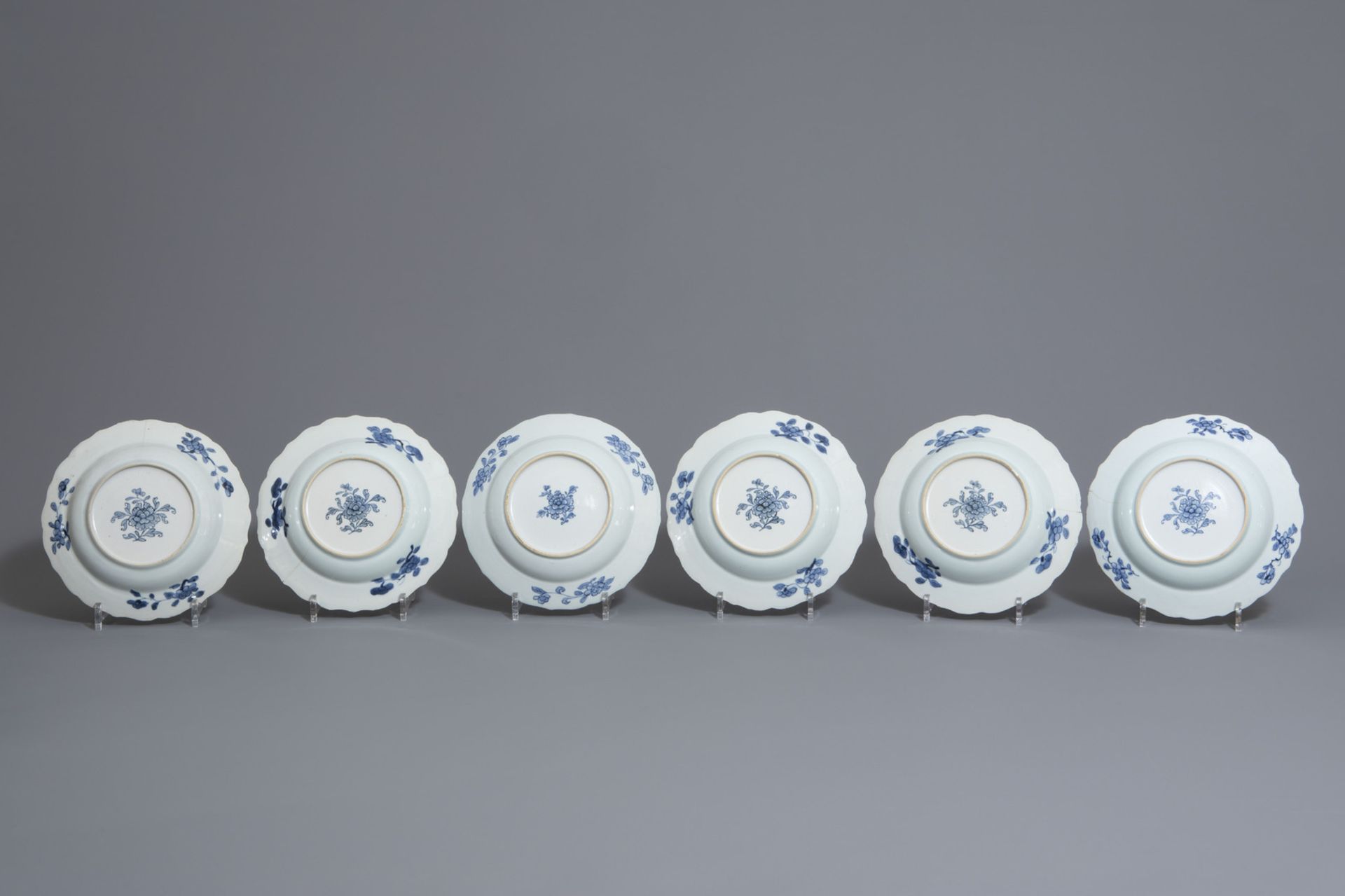Six Chinese blue and white 'Romance of the Western Chamber' deep plates, Qianlong - Bild 2 aus 2