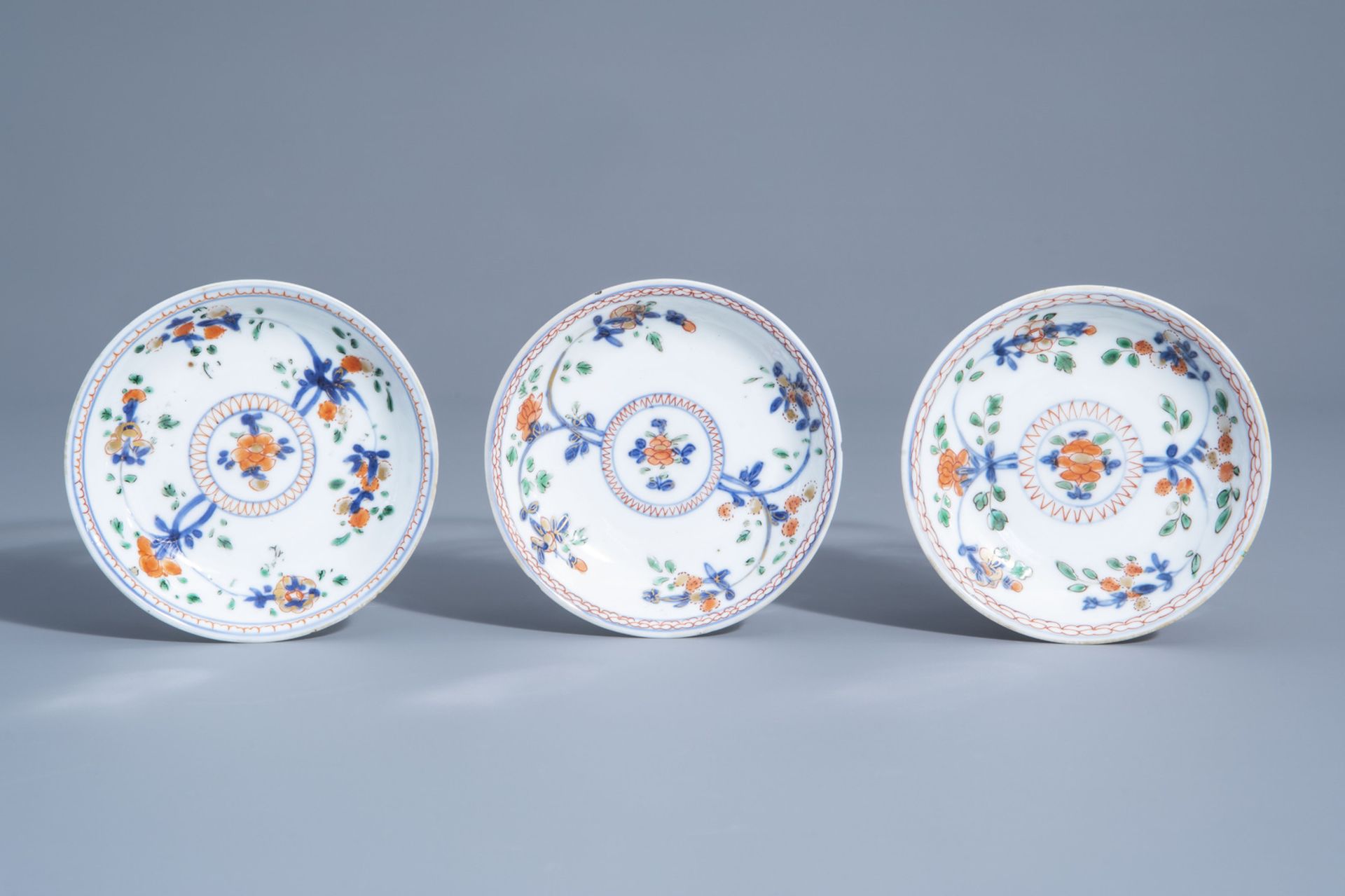 Seven Chinese blue, white and verte-Imari cups and saucers with floral design, Kangxi/Yongzheng - Bild 4 aus 11