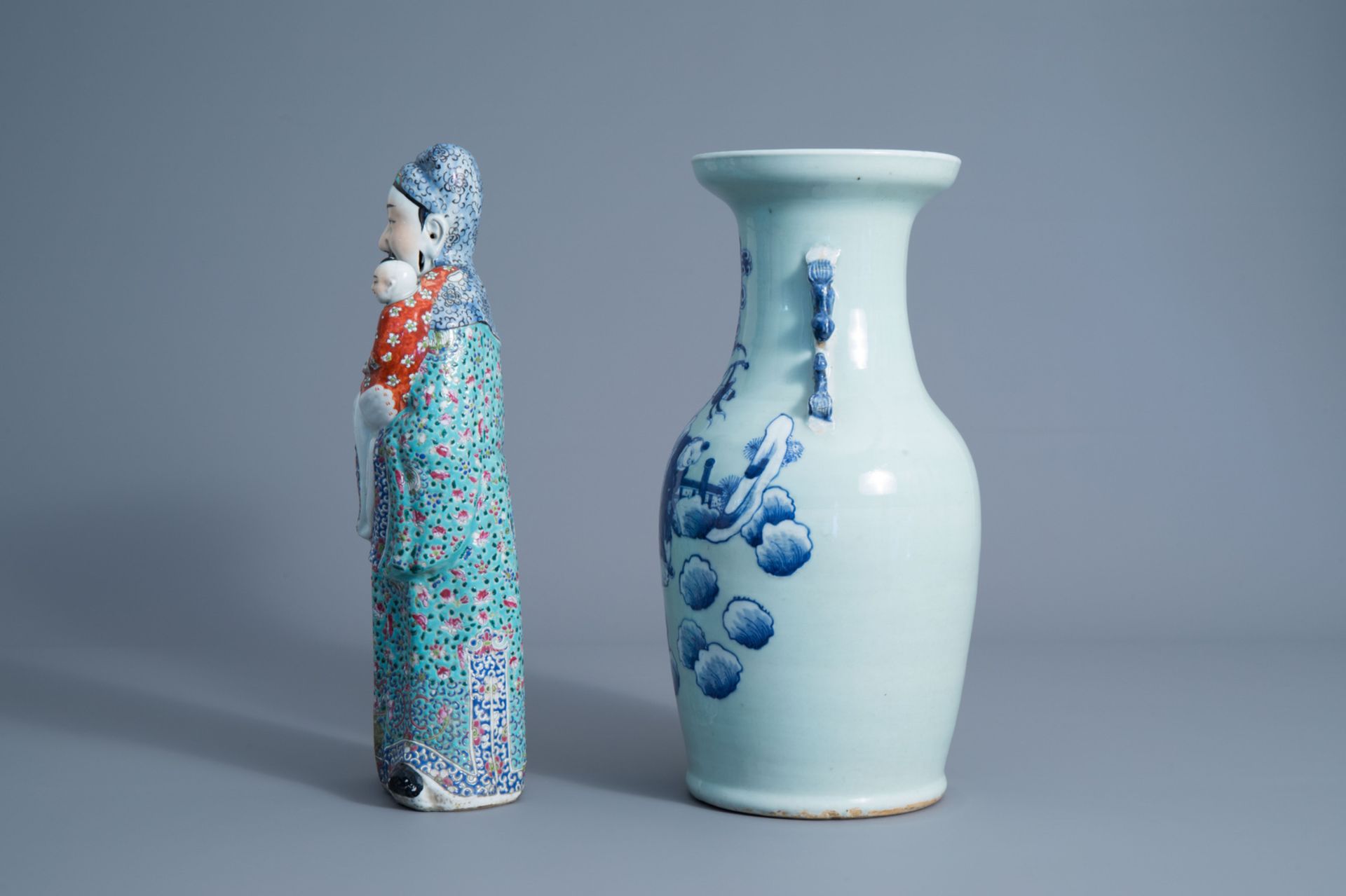 A Chinese famille rose 'Star God' figure and a blue and white celadon vase, 19th C. - Bild 5 aus 7