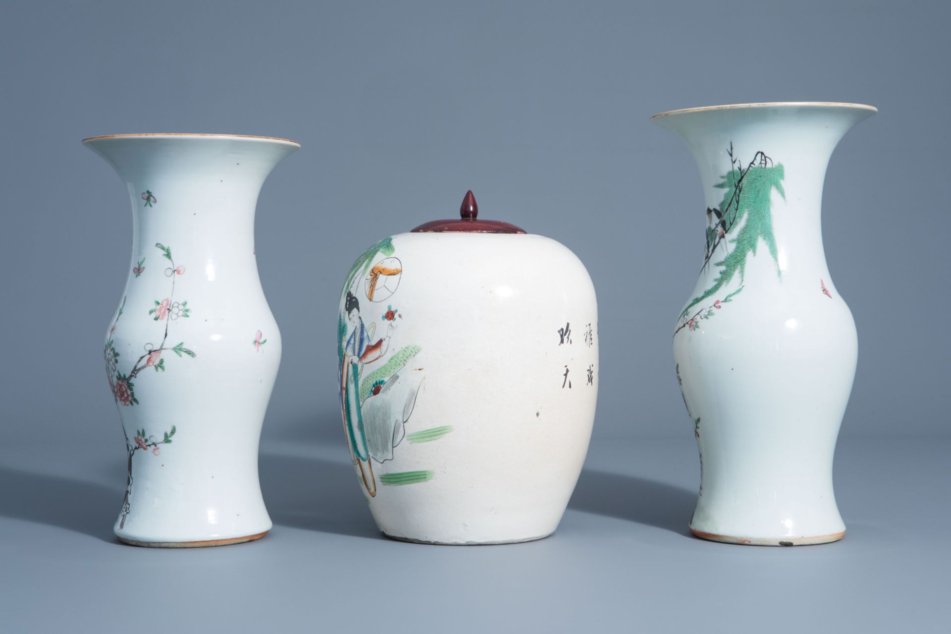Two Chinese famille rose yenyen vases and a ginger jar with different designs, 19th/20th C. - Image 4 of 6