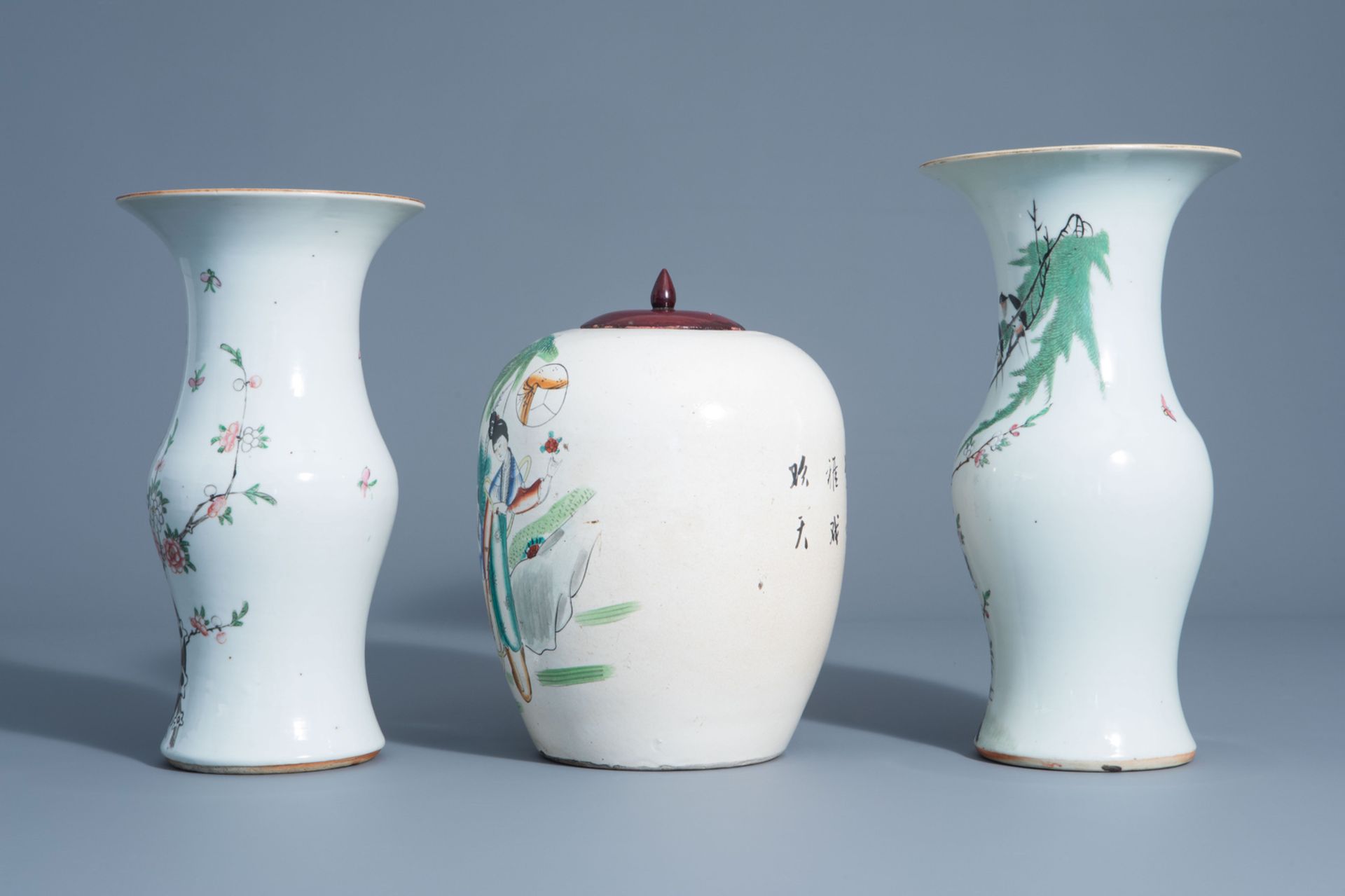 Two Chinese famille rose yenyen vases and a ginger jar with different designs, 19th/20th C. - Bild 4 aus 6