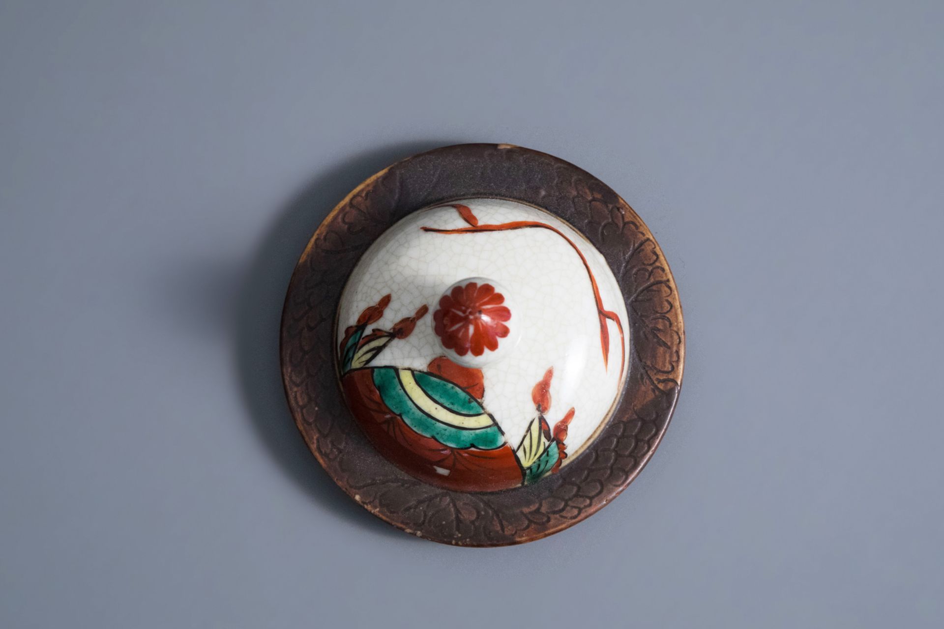 A varied collection of Chinese Nanking crackle glazed and famille rose porcelain, 19th/20th C. - Bild 8 aus 9