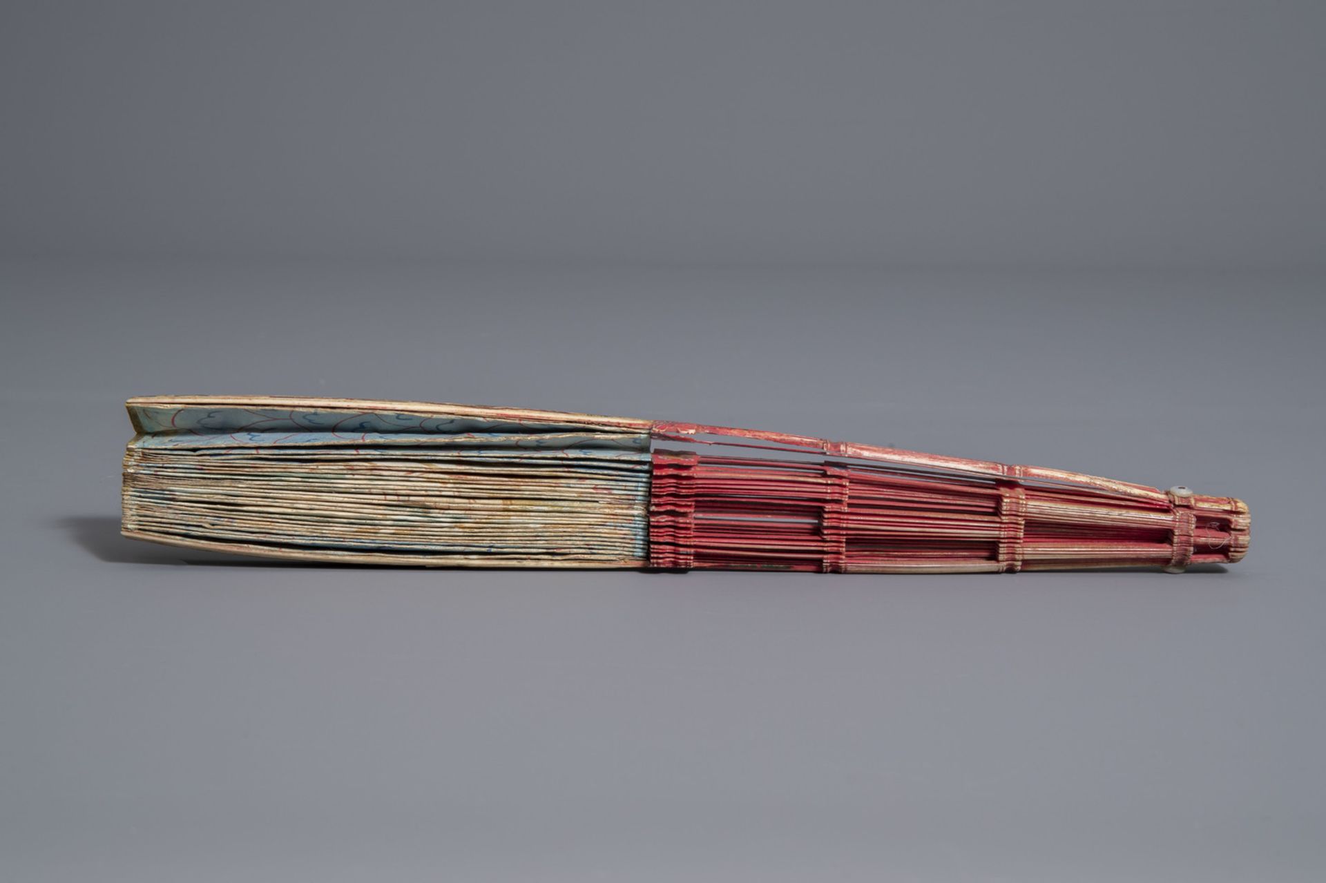 A French painted ivory and paper fan, in the original box, 19th C. - Image 5 of 11