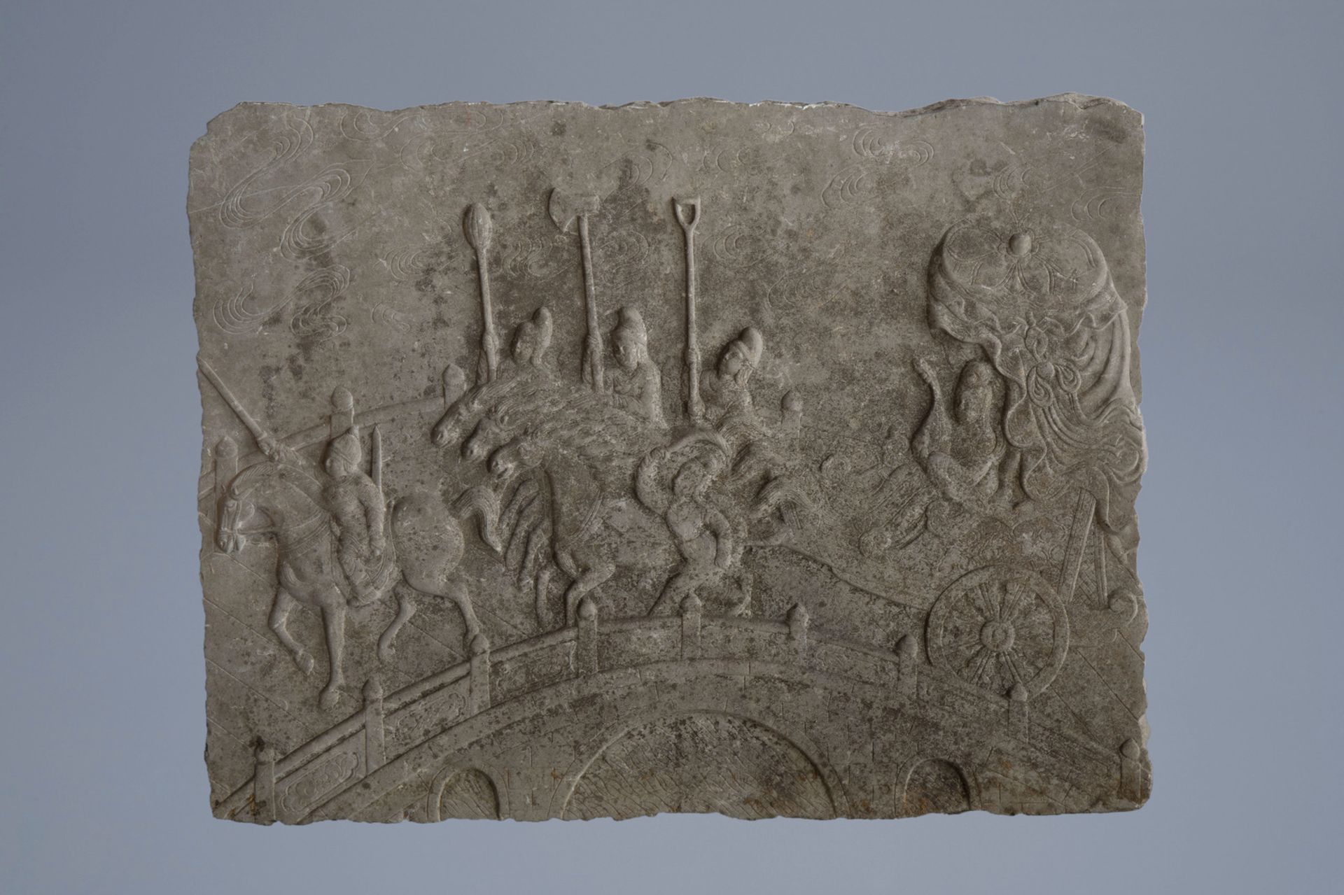 A Chinese carved stone bas-relief with a horse chariot on a bridge, 19th/20th C. - Image 2 of 3
