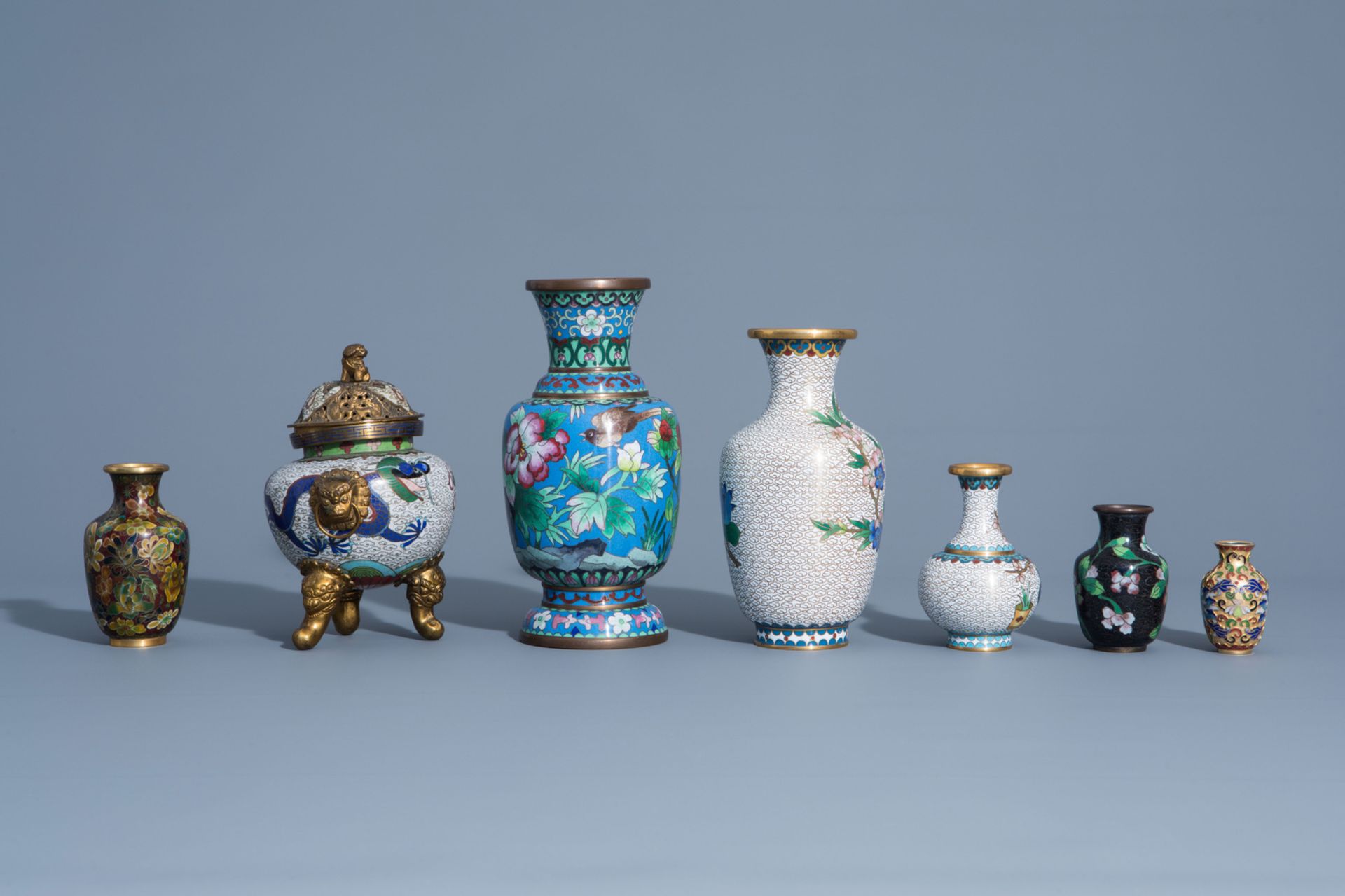 A varied collection of Chinese and Japanese cloisonnŽ and champlevŽ wares, 19th/20th C. - Bild 3 aus 17