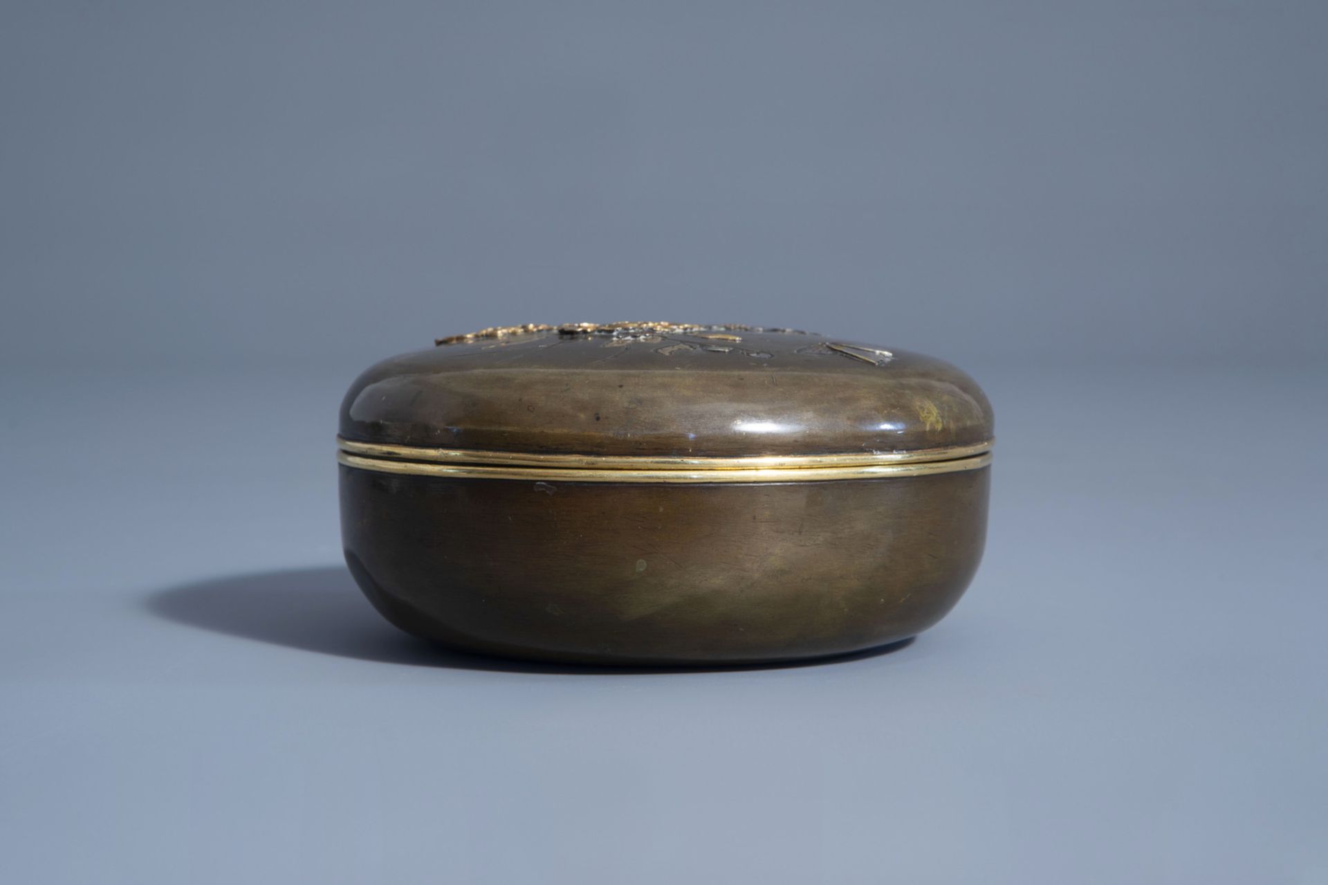 A Japanese mixed metal box and cover with inscription on the base, Meiji, 19th C. - Bild 4 aus 7