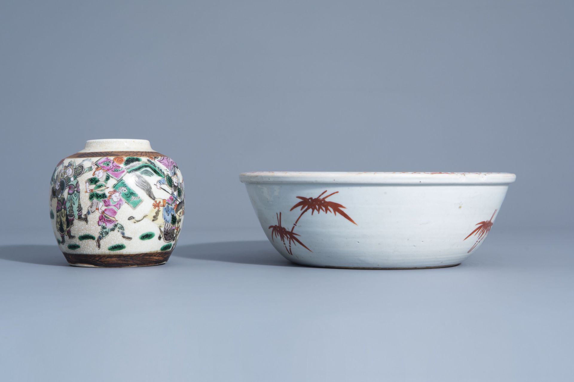 A varied collection of Chinese Nanking crackle glazed and famille rose porcelain, 19th C. - Bild 9 aus 15