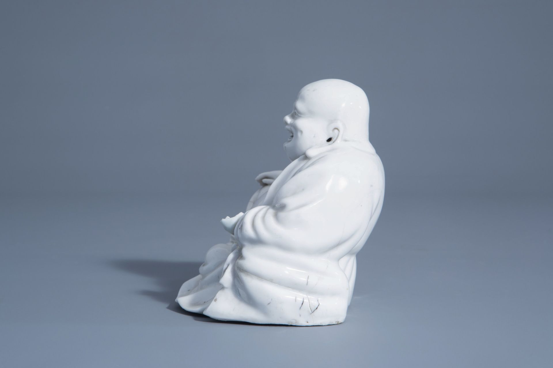 A Chinese blanc de Chine figure of Buddha, 18th/19th C. - Image 5 of 7