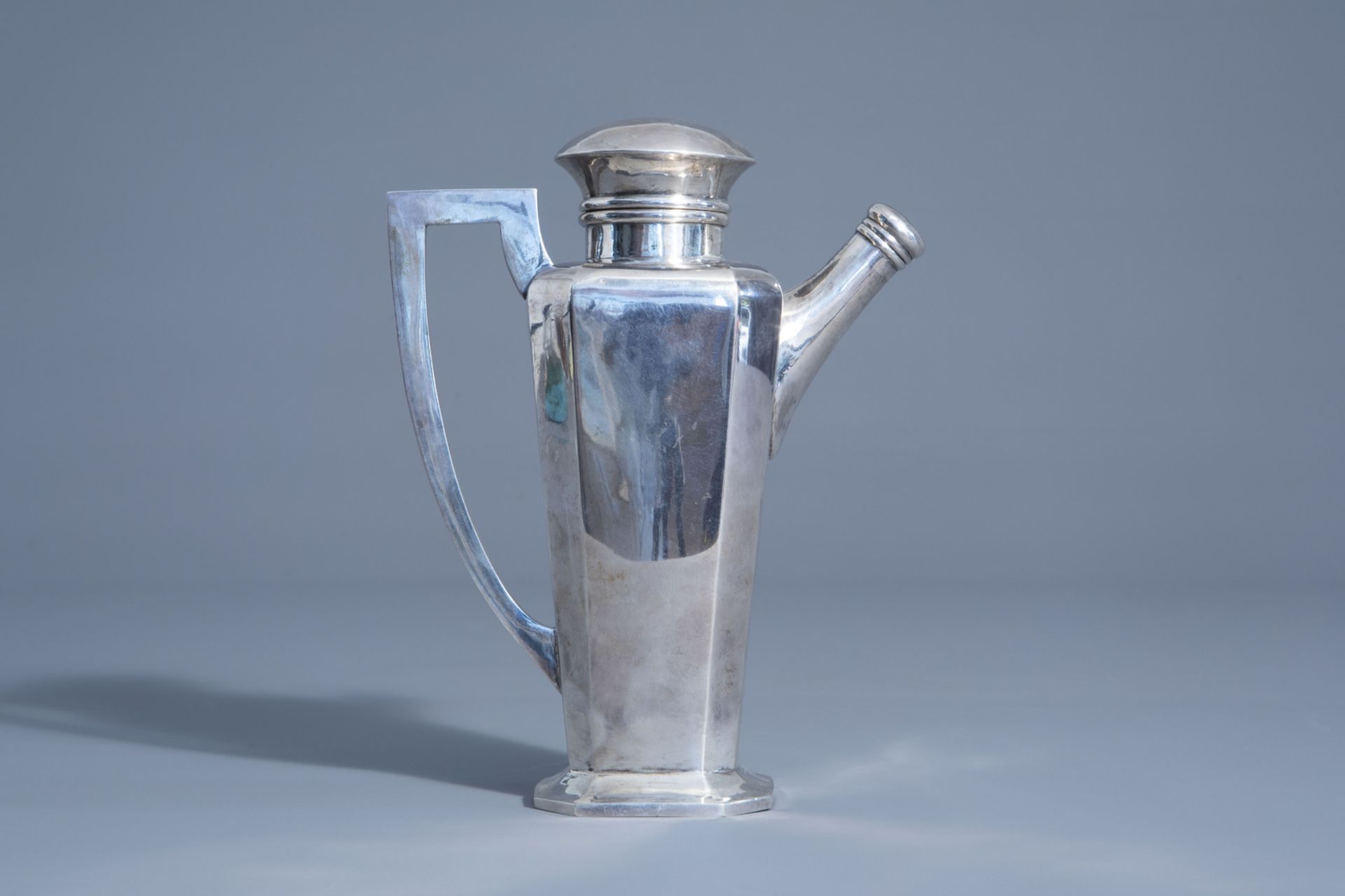 A Chinese silver Art Deco teapot and cover, marked on the base, 20th C. - Image 3 of 9