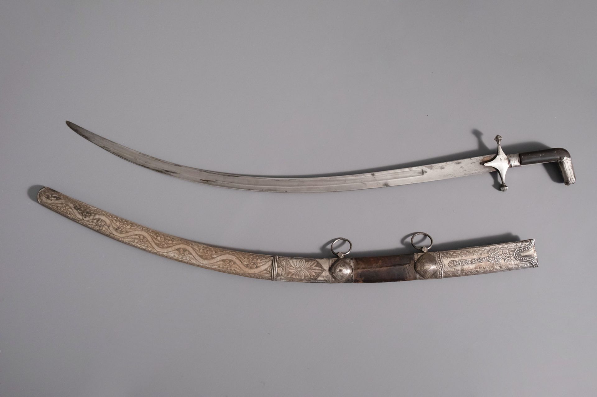 An Islamic 'Shamshir' sword with leather and silver scabbard, Middle East, 19th/20th C. - Image 2 of 3