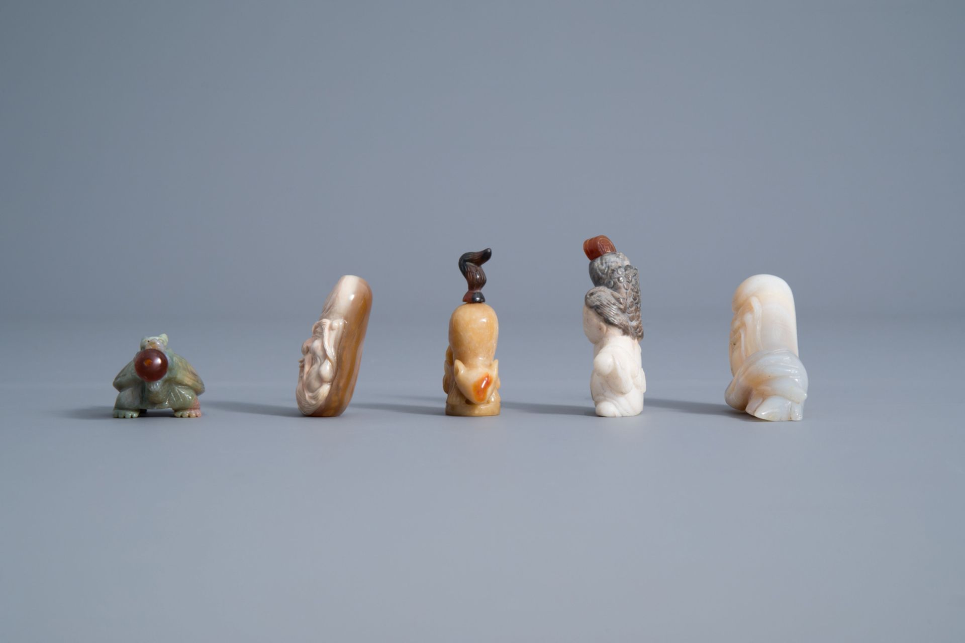 Ten various Chinese carved stone snuff bottles, 19th/20th C. - Bild 11 aus 13