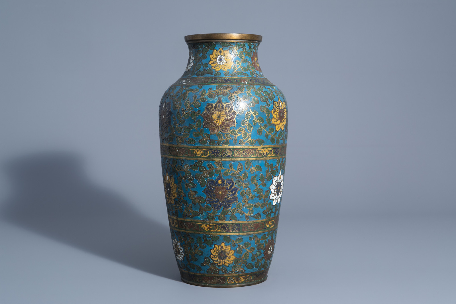 A Chinese or Japanese cloisonnŽ vase with lotus scrolls, 18th/19th C. - Image 3 of 7