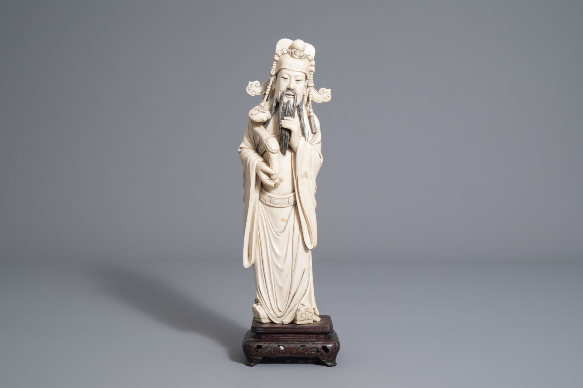 A Chinese carved figure of an Immortal, first half of the 20th C. - Image 2 of 7