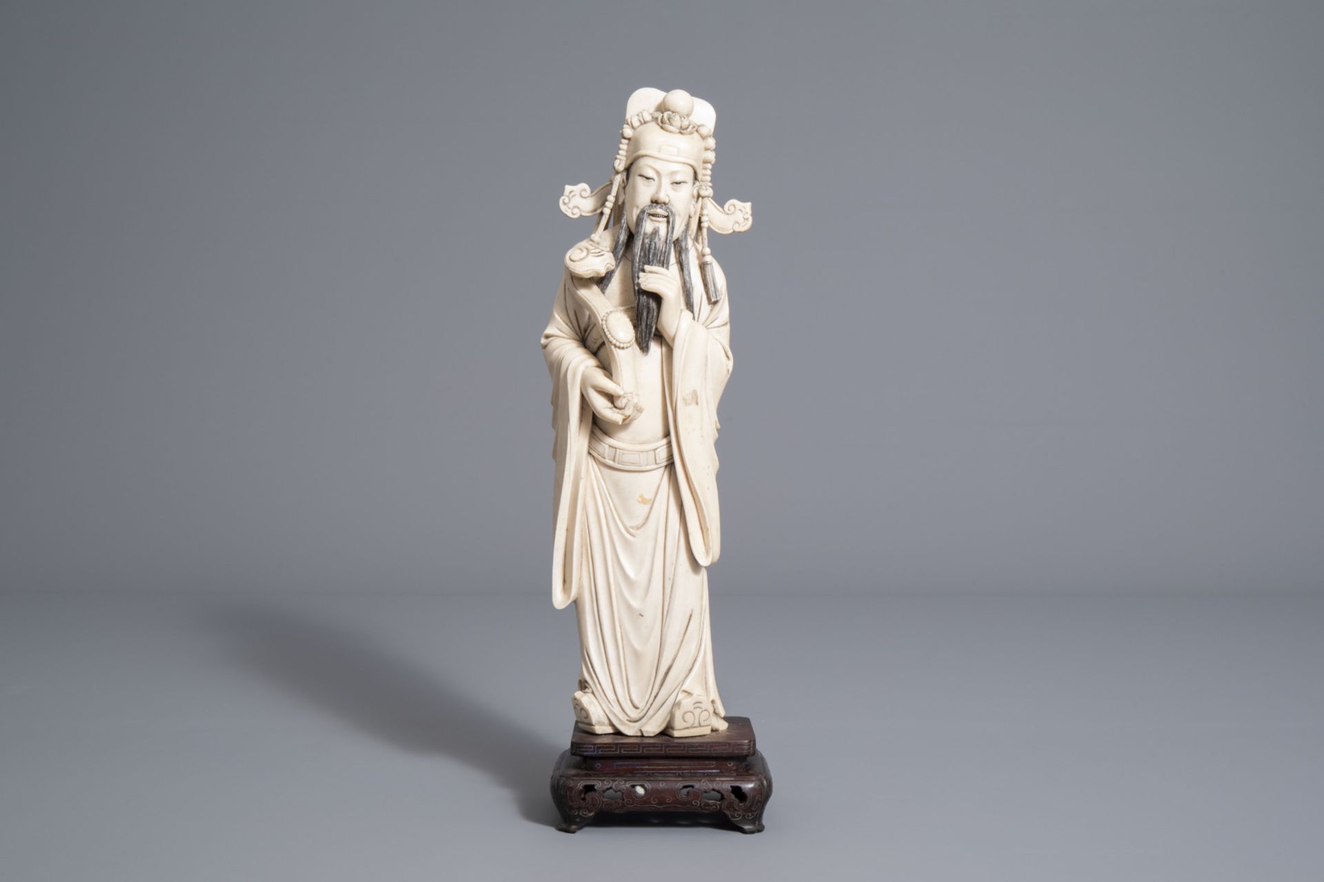 A Chinese carved figure of an Immortal, first half of the 20th C. - Bild 2 aus 7