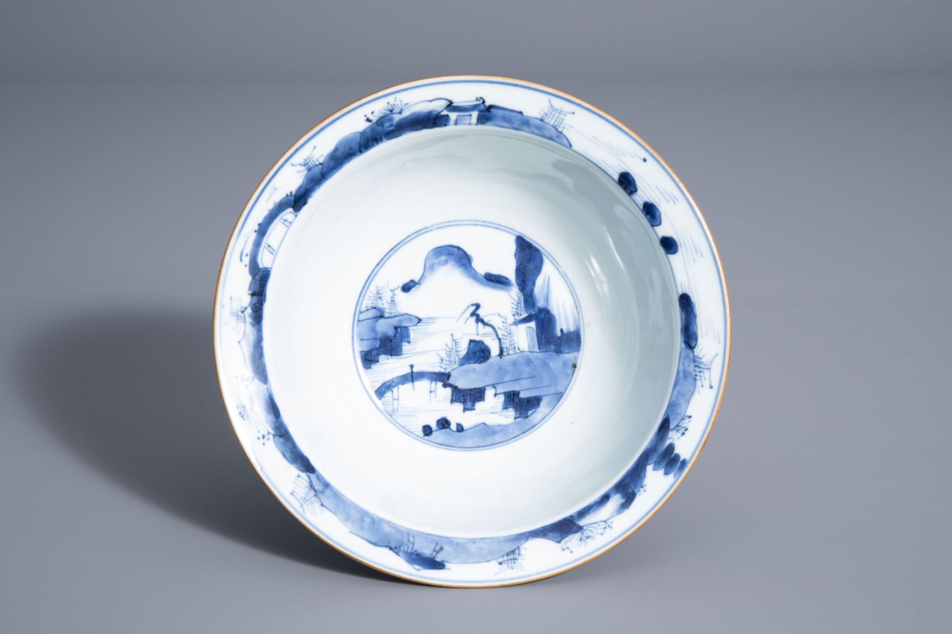 A Chinese Imari style teapot and cover and a blue and white bowl and saucer, Kangxi - Bild 8 aus 15