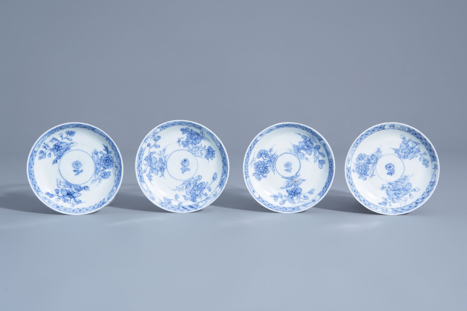 Seven Chinese blue, white and verte-Imari cups and saucers with floral design, Kangxi/Yongzheng - Bild 2 aus 11