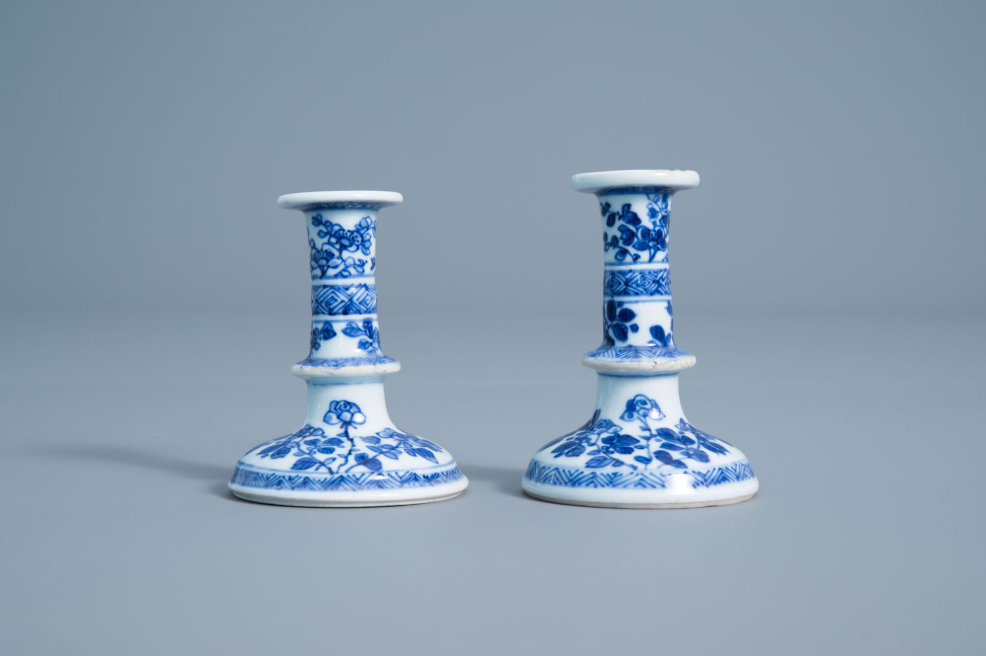 A pair of Chinese blue and white candlesticks with floral design, Kangxi - Bild 2 aus 7