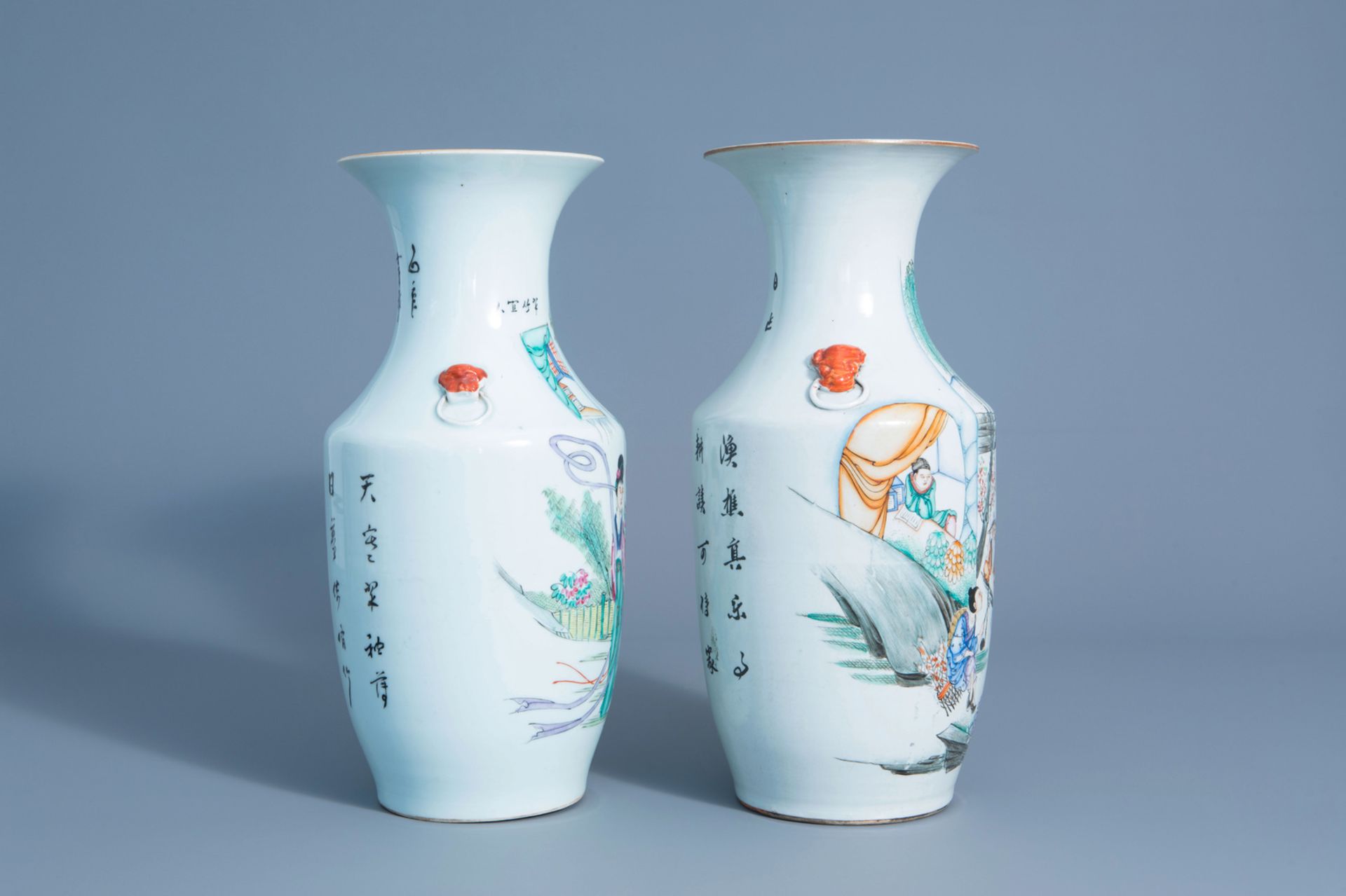 Two Chinese famille rose vases with figures in a garden, 19th/20thC. - Bild 2 aus 6