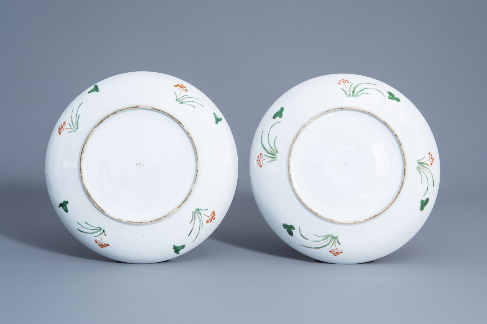 A pair of Chinese famille verte dishes with floral design, 19th/20th C. - Image 2 of 2