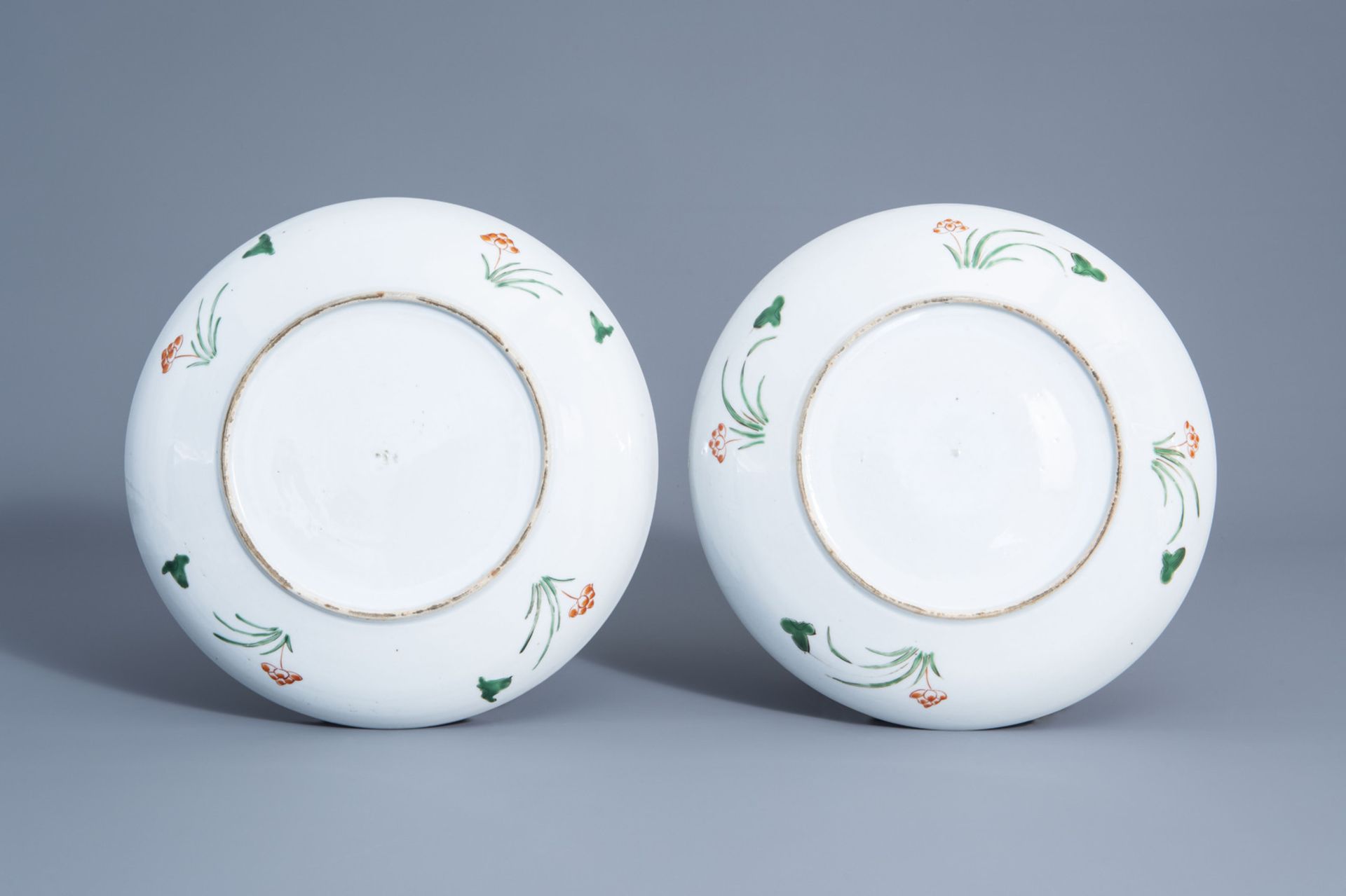 A pair of Chinese famille verte dishes with floral design, 19th/20th C. - Bild 2 aus 2